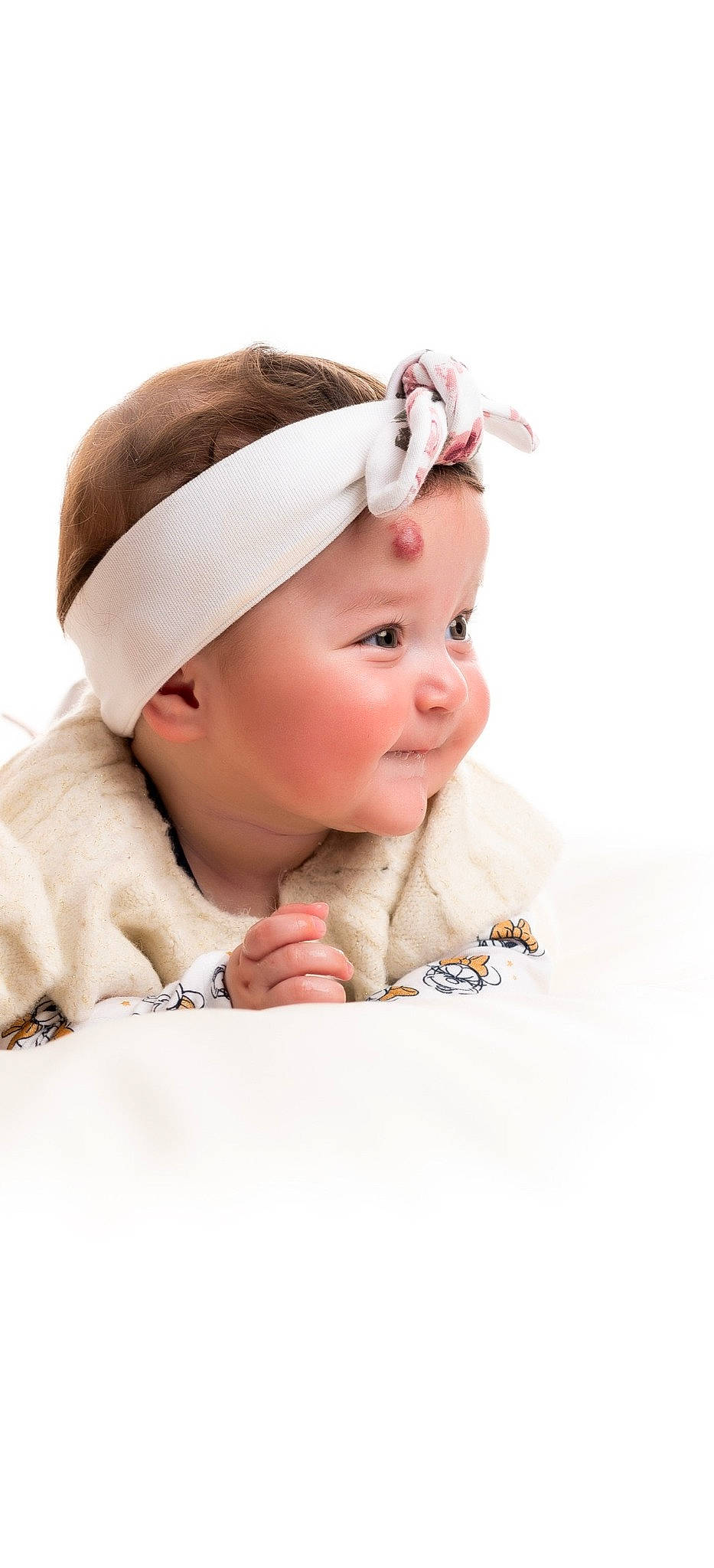 Aya-sofia a rejoint le concours — aidez-le/la à gagner de superbes lots ! baby, baby_toddler_clothing, beanie, cap, cheek, child, dress, eyelash, fashion_accessory, hair_accessory, happy, headband, headpiece, headwear, lip, pattern, peach, person, portrait_photography, skin