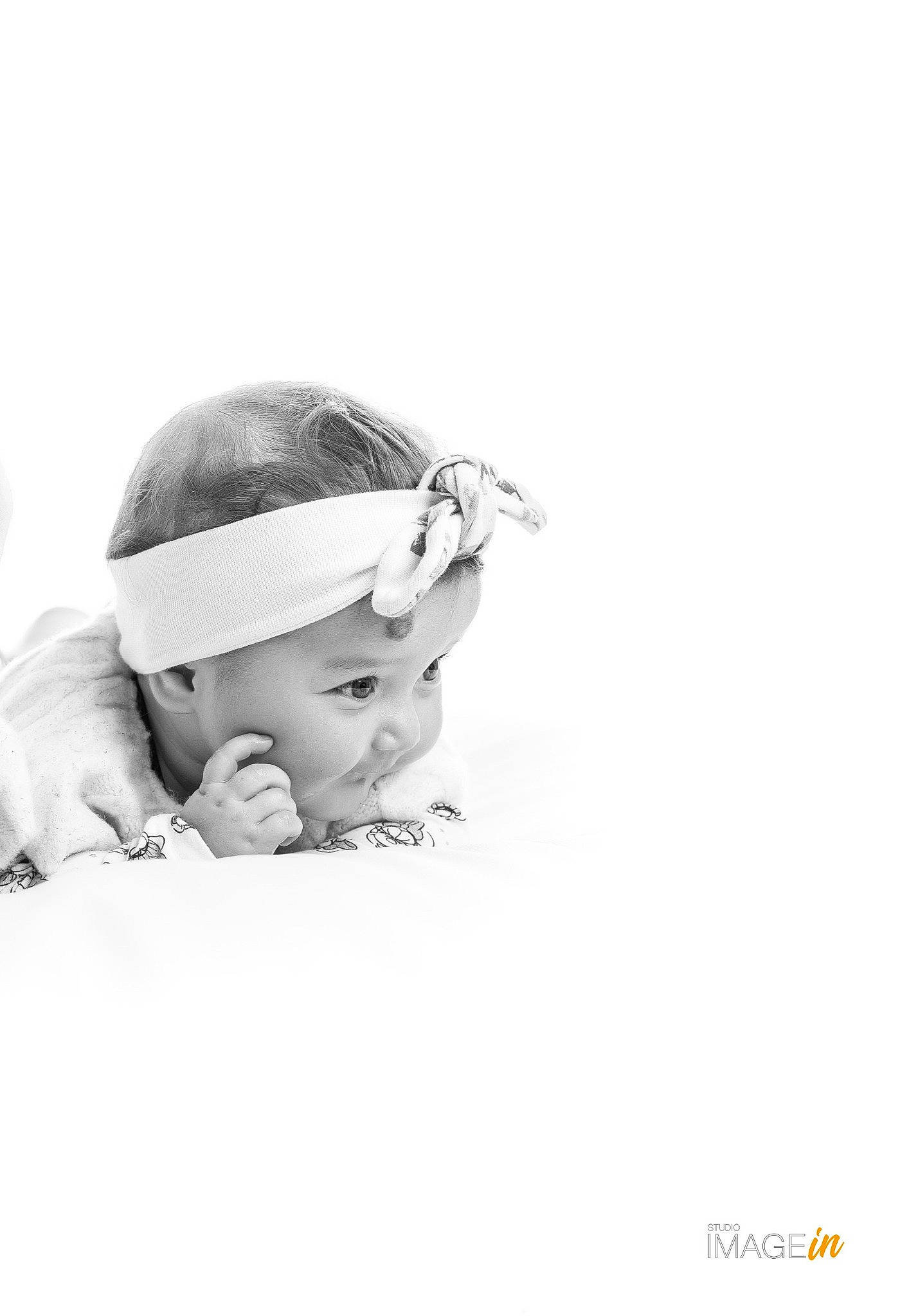 Aya-sofia a rejoint le concours — aidez-le/la à gagner de superbes lots ! art, audio_equipment, baby, baby_toddler_clothing, beanie, cap, child, eye, eyelash, fashion_accessory, flash_photography, gadget, hair_accessory, happy, headgear, headpiece, monochrome_photography, person, portrait_photography, still_life_photography