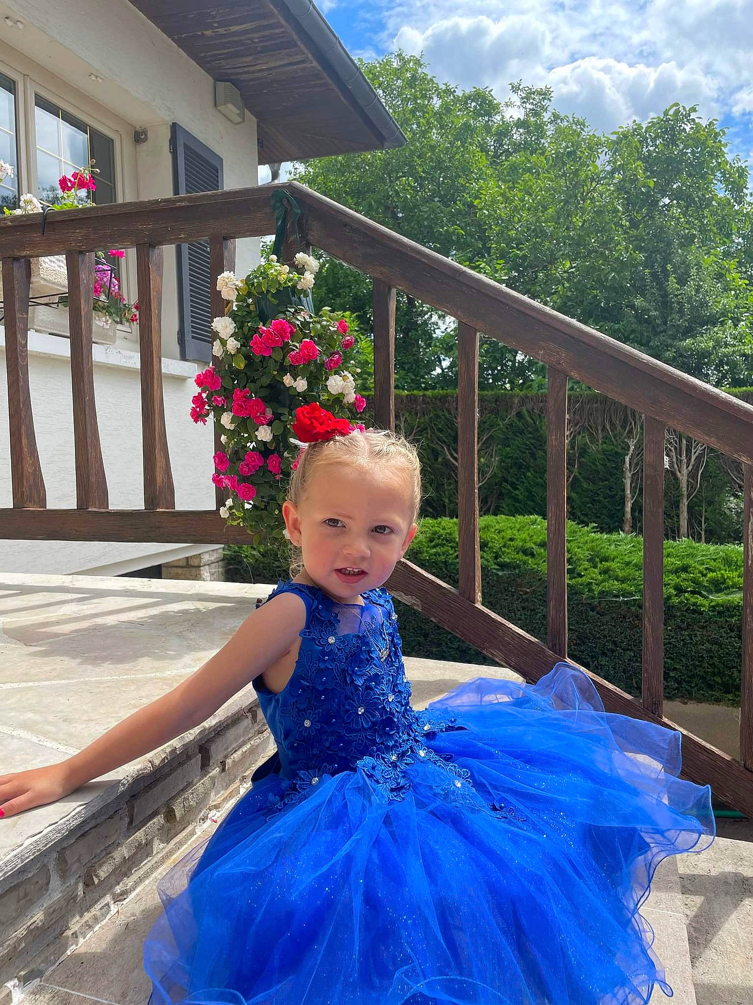 Lou participe au concours pour gagner de l'argent avec cette photo : bridal_accessory, bridal_clothing, bridal_party_dress, dress, electric_blue, event, flower, formal_wear, gown, grass, happy, headpiece, leisure, magenta, person, plant, sky, summer, toddler, tree