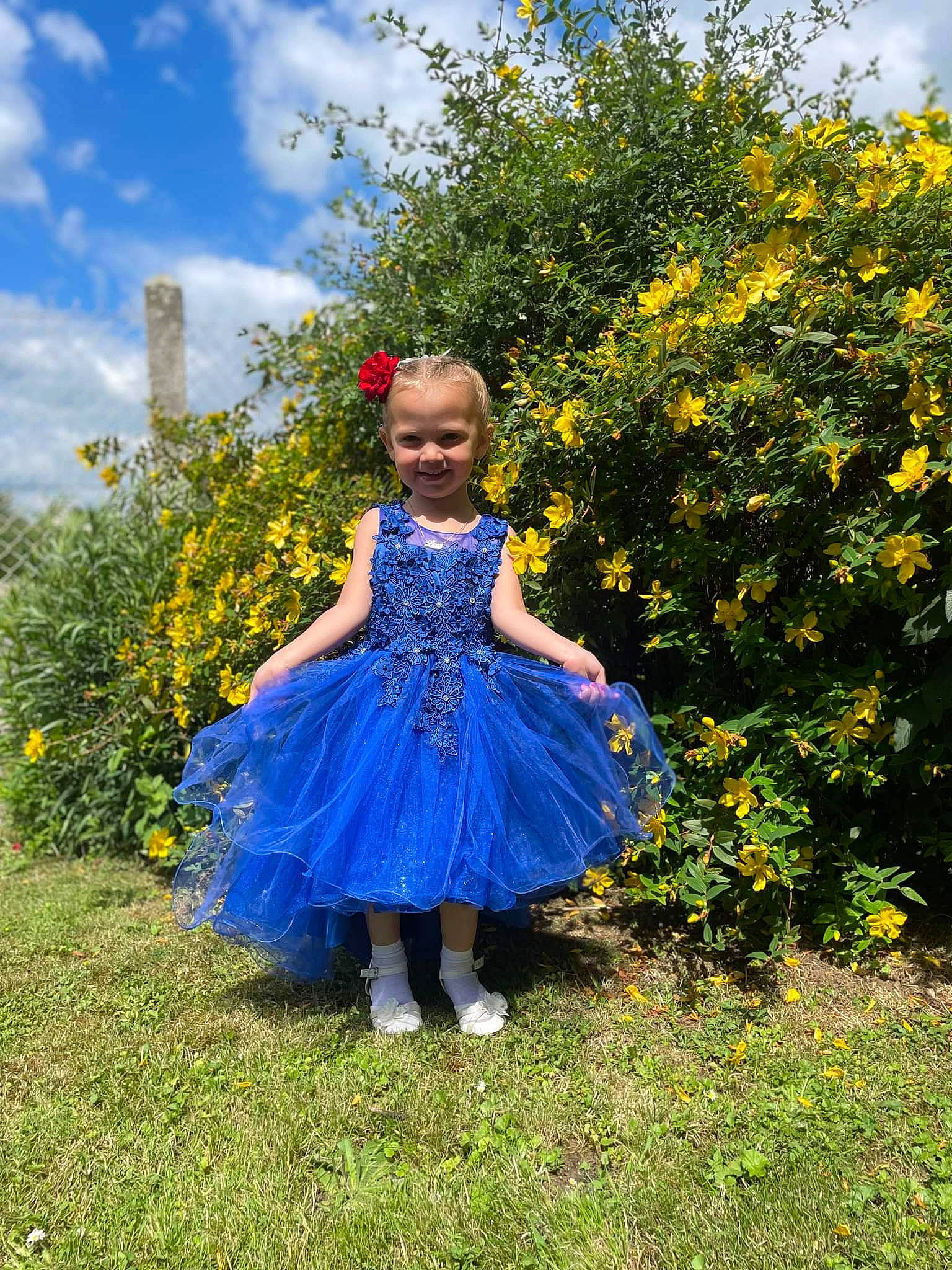 Lou a rejoint le concours — aidez-le/la à gagner de superbes lots ! blond, botany, cloud, day_dress, dress, electric_blue, flower, grass, grassland, happy, joy, leaf, meadow, people_in_nature, person, plant, prairie, sky, smile, summer