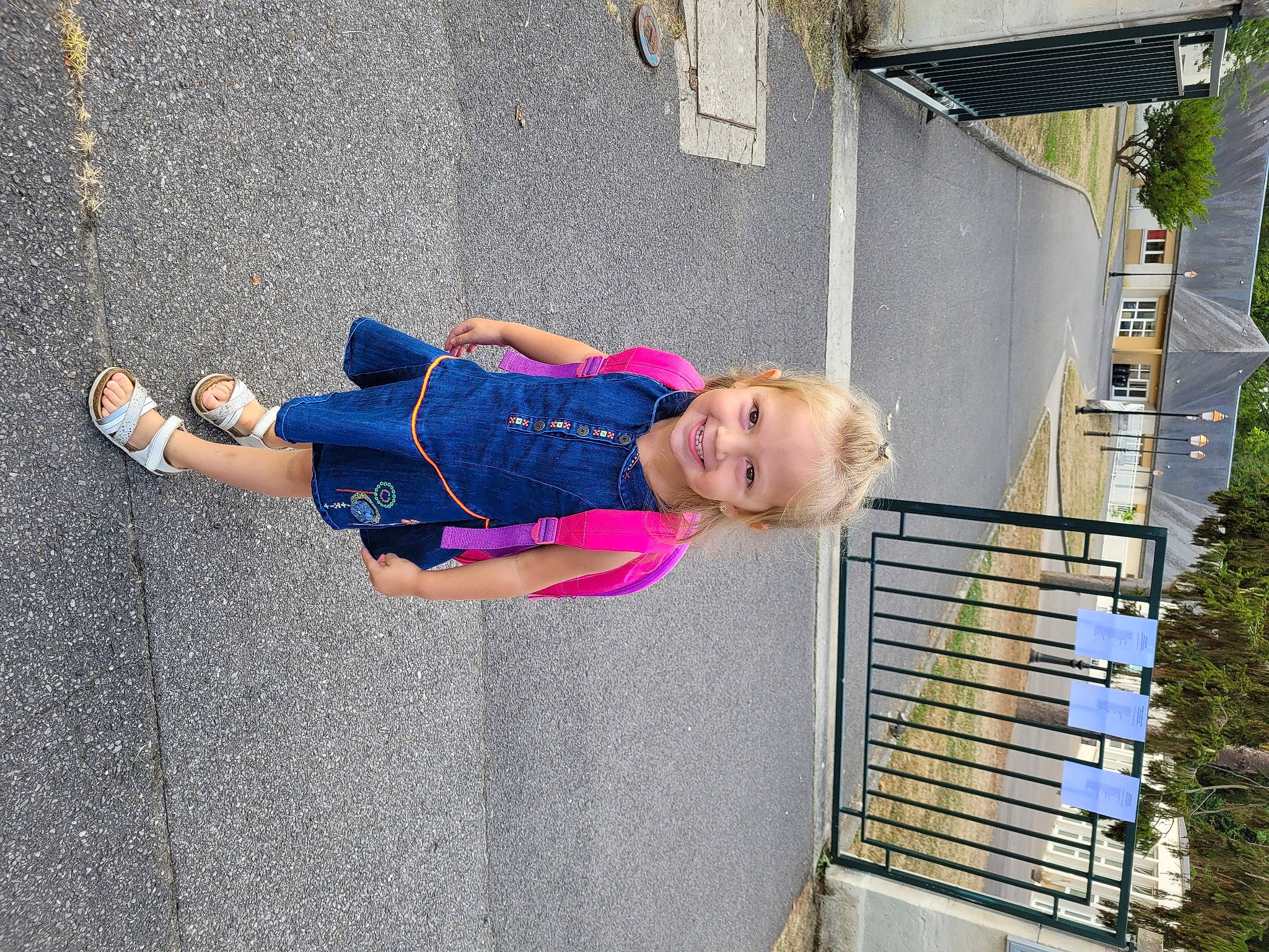 Lou a rejoint le concours — aidez-le/la à gagner de superbes lots ! asphalt, child, city, dress, electric_blue, fun, human_leg, joy, leisure, line, magenta, pedestrian, person, plant, recreation, sidewalk, smile, tire, toddler, tree