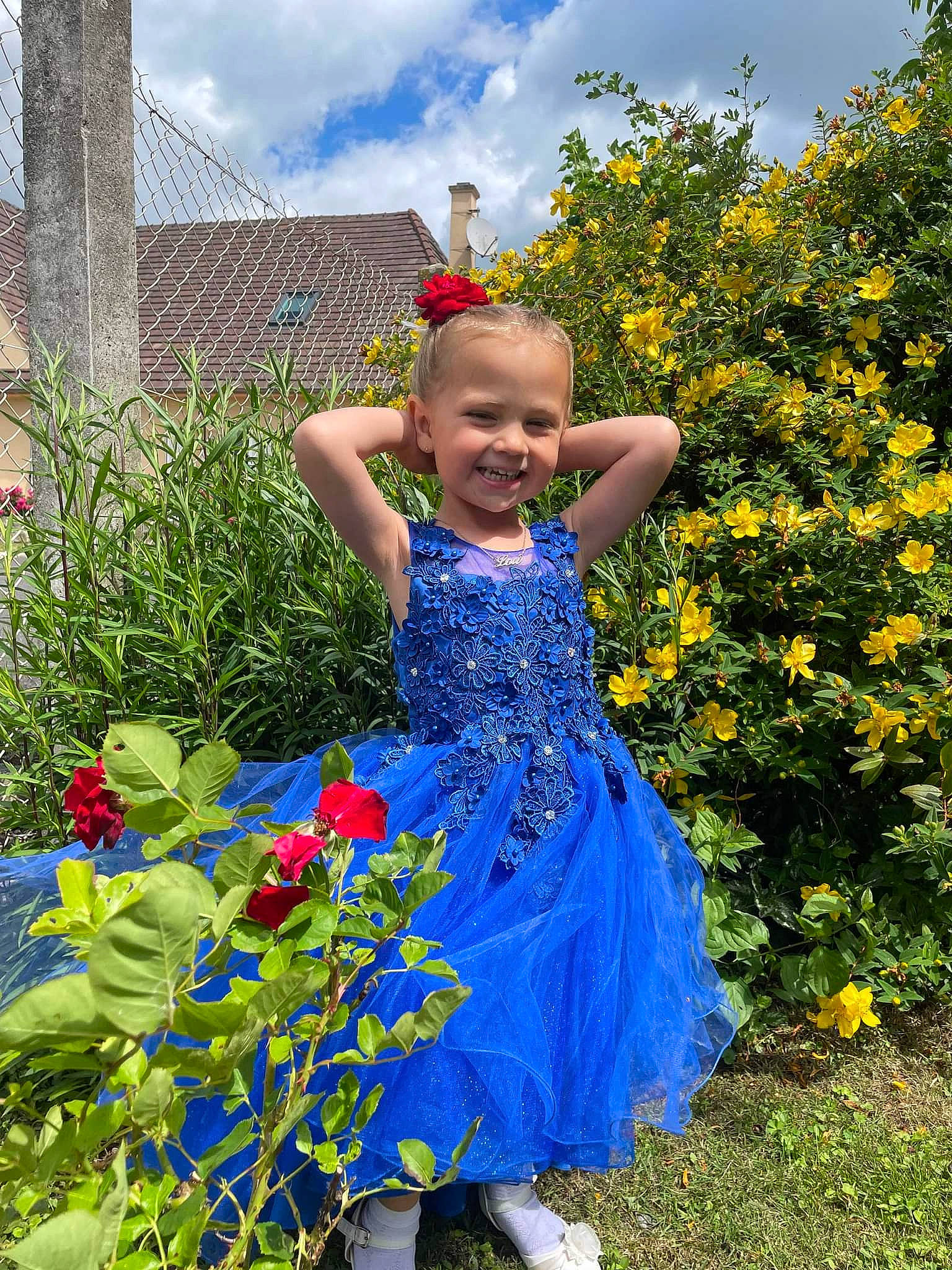 Lou participe au concours pour gagner de l'argent avec cette photo : azure, botany, cloud, dress, flower, flowering_plant, grass, happy, joy, leaf, meadow, people_in_nature, person, petal, plant, shrub, sky, smile, summer, toddler