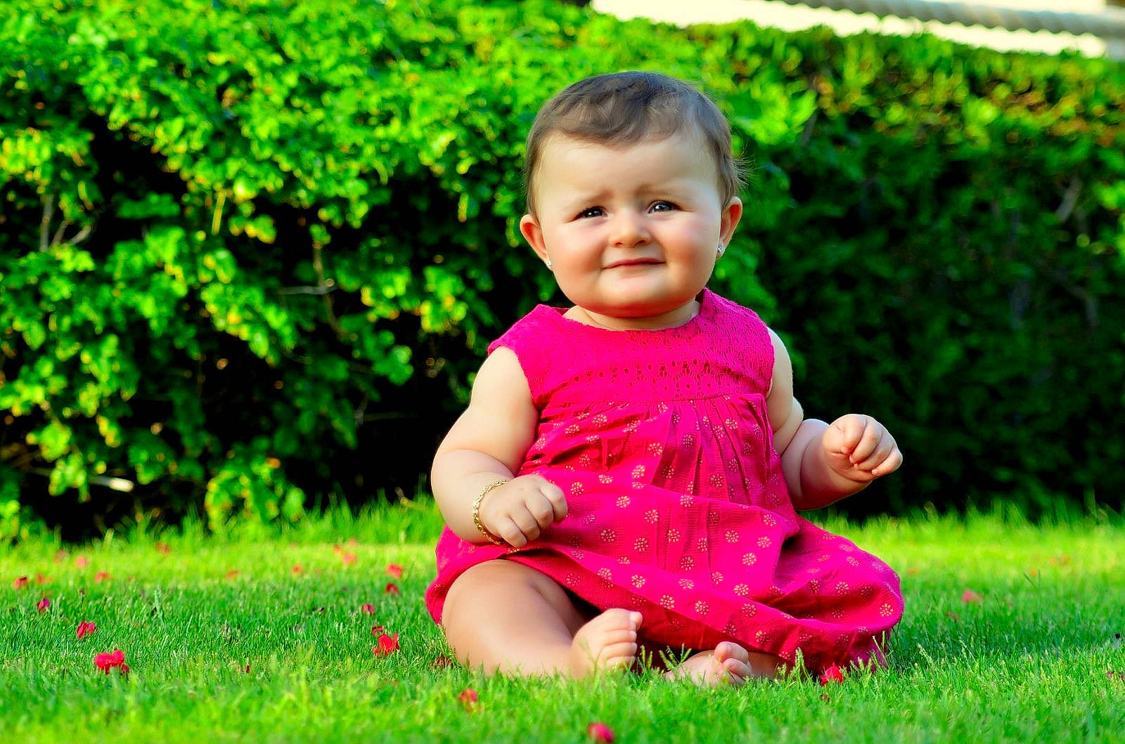 Lyna a rejoint le concours — aidez-le/la à gagner de superbes lots ! baby, baby_toddler_clothing, botany, child, clothing, dress, finger, grass, grass_family, happy, joy, leaf, leisure, meadow, nature, people_in_nature, person, photograph, plant, smile