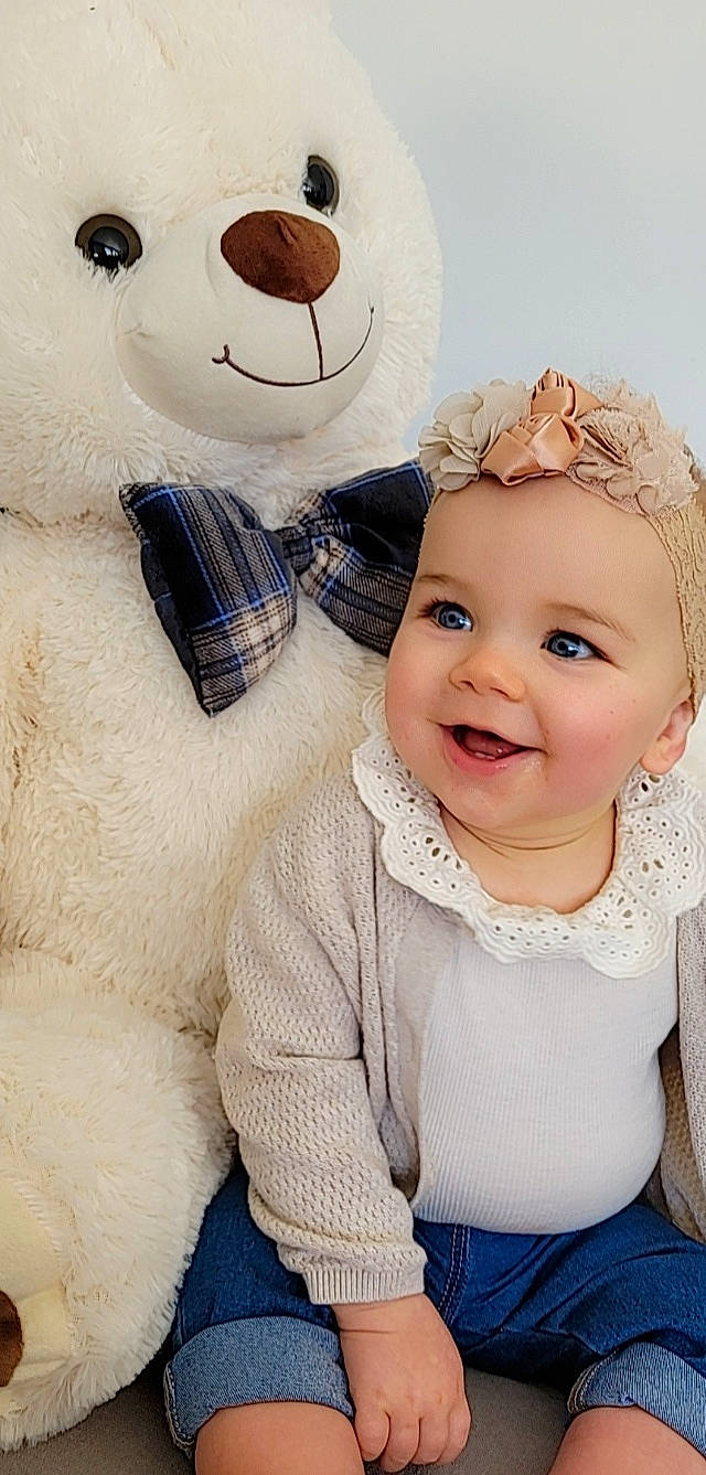 Louna a rejoint le concours — aidez-le/la à gagner de superbes lots ! baby, baby_toddler_clothing, cap, child, clothing, gesture, happy, head, headgear, joy, organ, outerwear, person, pink, product, skin, sleeve, smile, textile, toddler