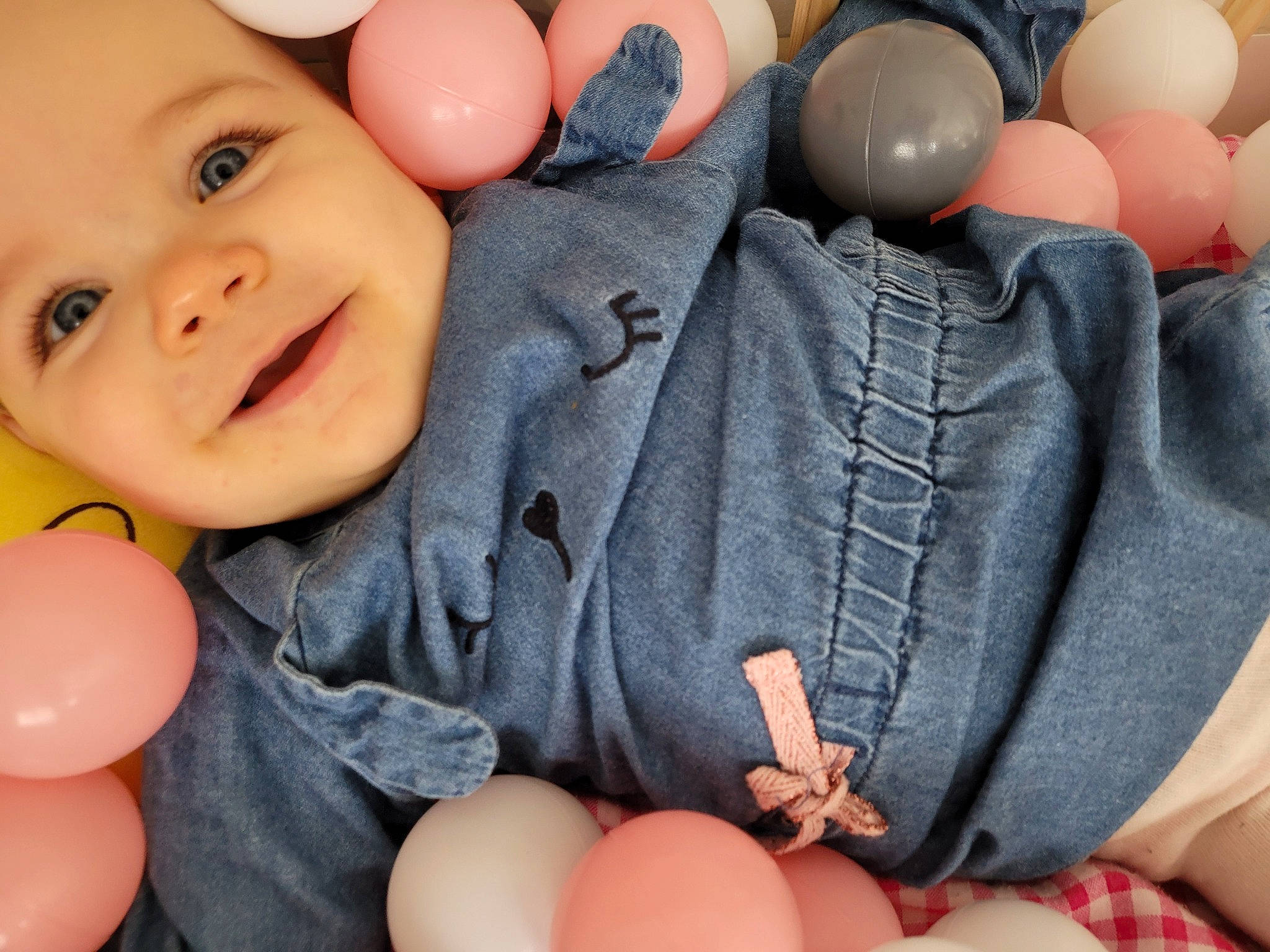 Louna a rejoint le concours — aidez-le/la à gagner de superbes lots ! baby, baby_playing_with_toys, baby_toddler_clothing, car_seat, car_seat_cover, cheek, child, close_up, comfort, finger, gesture, happy, headwear, luxury_vehicle, nail, orange, person, skin, smile, thumb