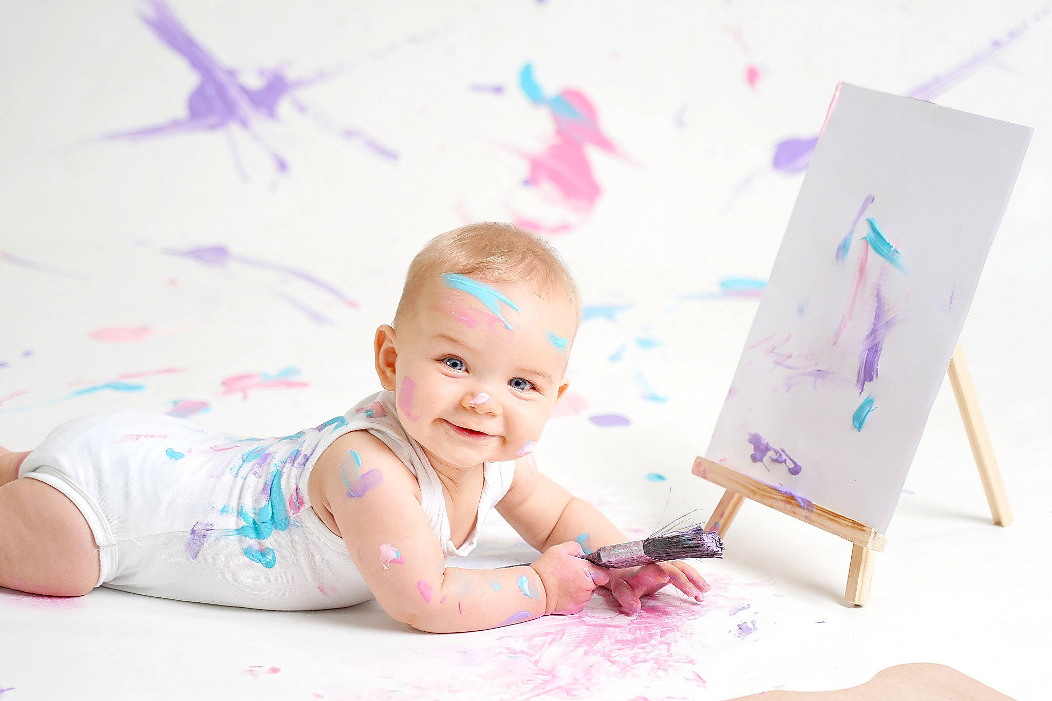 Louna participe au concours pour gagner de l'argent avec cette photo : abdomen, art, baby, barefoot, child, flooring, foot, fun, happy, human_leg, joy, knee, leisure, linens, person, pink, play, room, sitting, smile
