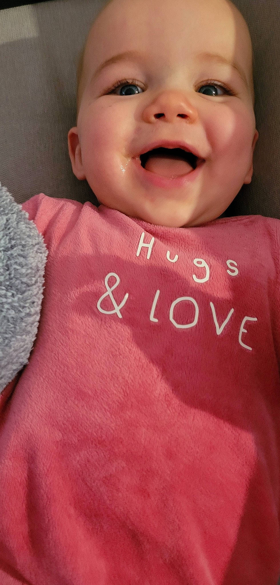 Louna participe au concours pour gagner de l'argent avec cette photo : baby_toddler_clothing, cheek, chin, cool, face, facial_expression, finger, forehead, gesture, happy, interaction, lip, mouth, muscle, neck, person, pink, product, skin, sleeve