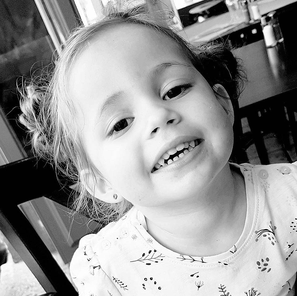 Shayness a rejoint le concours — aidez-le/la à gagner de superbes lots ! beauty, black, black_and_white, cheek, child, chin, eye, face, facial_expression, forehead, head, lip, monochrome, monochrome_photography, nose, organ, person, photograph, smile, snapshot