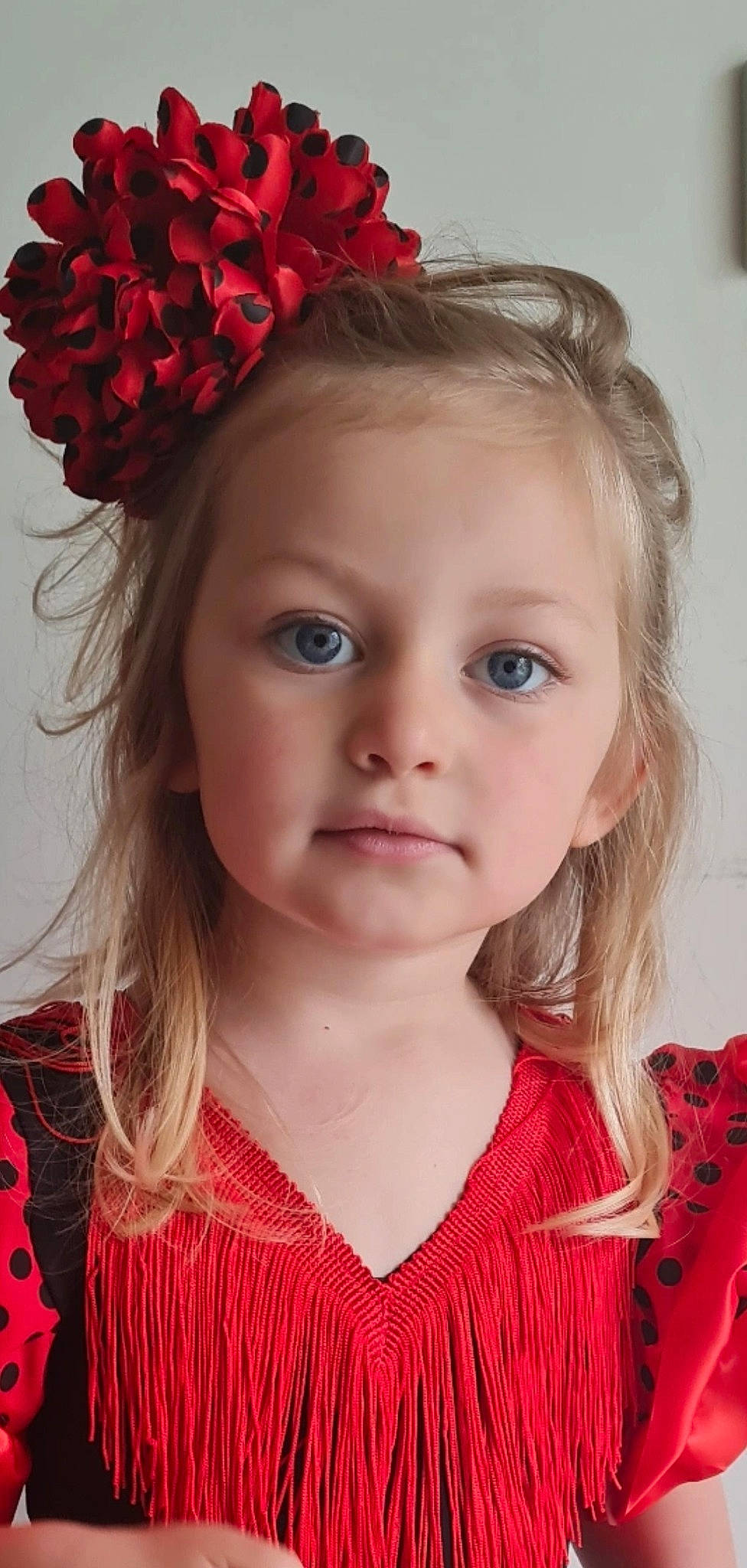 Joy a rejoint le concours — aidez-le/la à gagner de superbes lots ! cheek, chin, clothing, eye, eyebrow, face, facial_expression, flower, forehead, hair, hairstyle, head, lip, mouth, nose, organ, person, plant, shoulder, skin