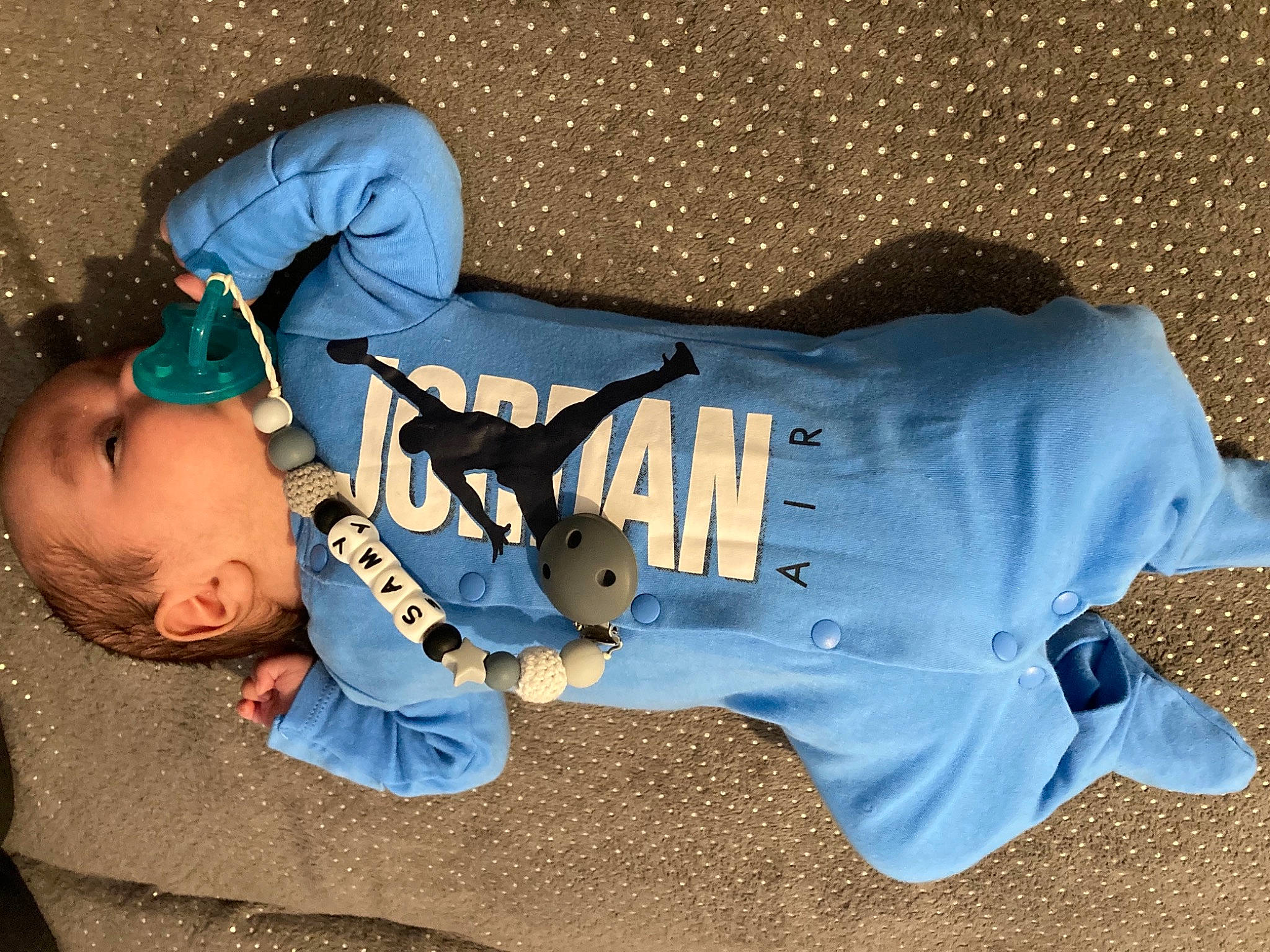 Samy a rejoint le concours — aidez-le/la à gagner de superbes lots ! arm, azure, baby, baby_products, baby_sleeping, baby_toddler_clothing, child, comfort, cool, electric_blue, font, fun, happy, linens, person, room, sitting, sleeve, sportswear, t_shirt