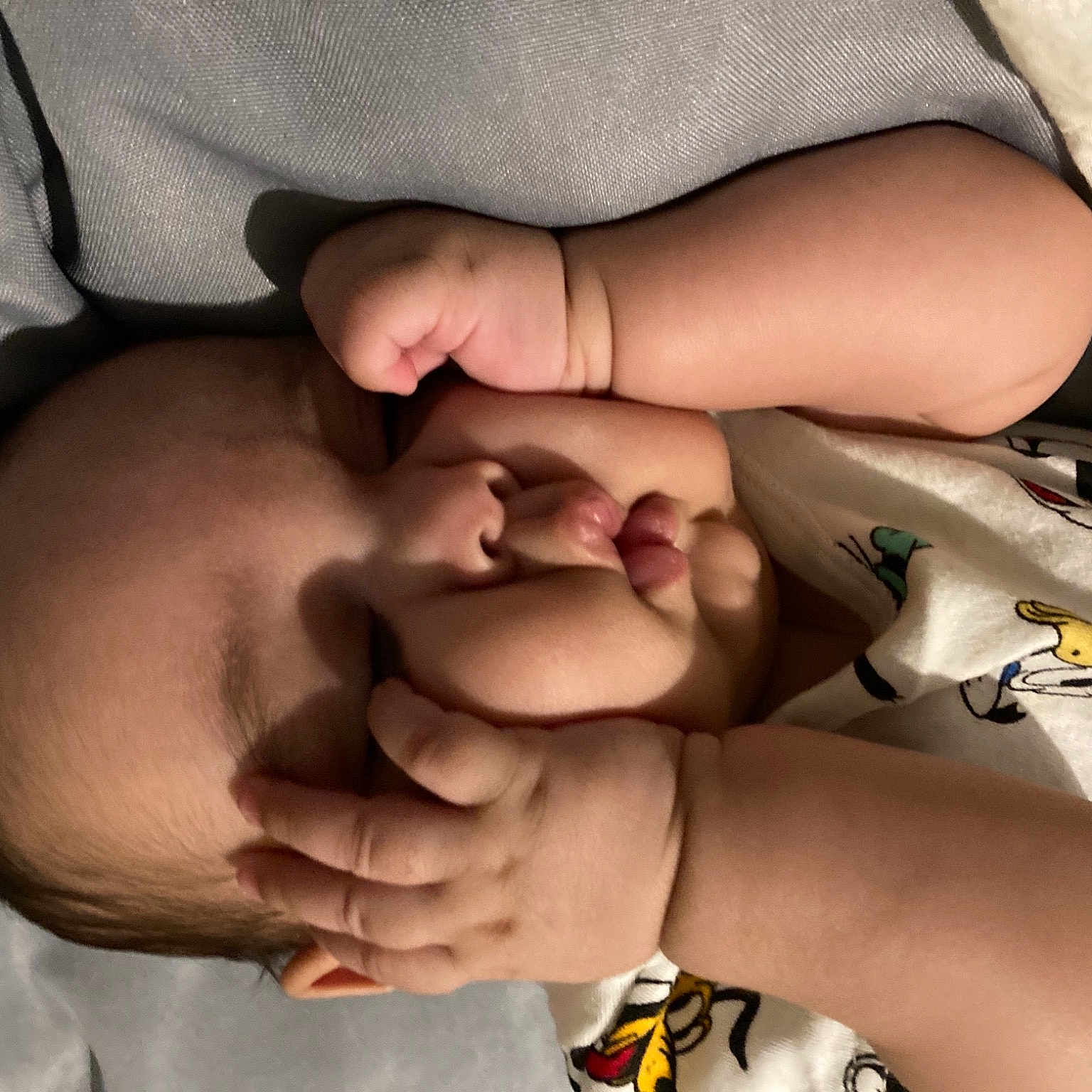 Samy participe au concours pour gagner de l'argent avec cette photo : abdomen, baby, chest, child, comfort, elbow, finger, gesture, hand, holding_hands, human_leg, joint, nail, service, skin, sleeve, stomach, thumb, toddler, wrist