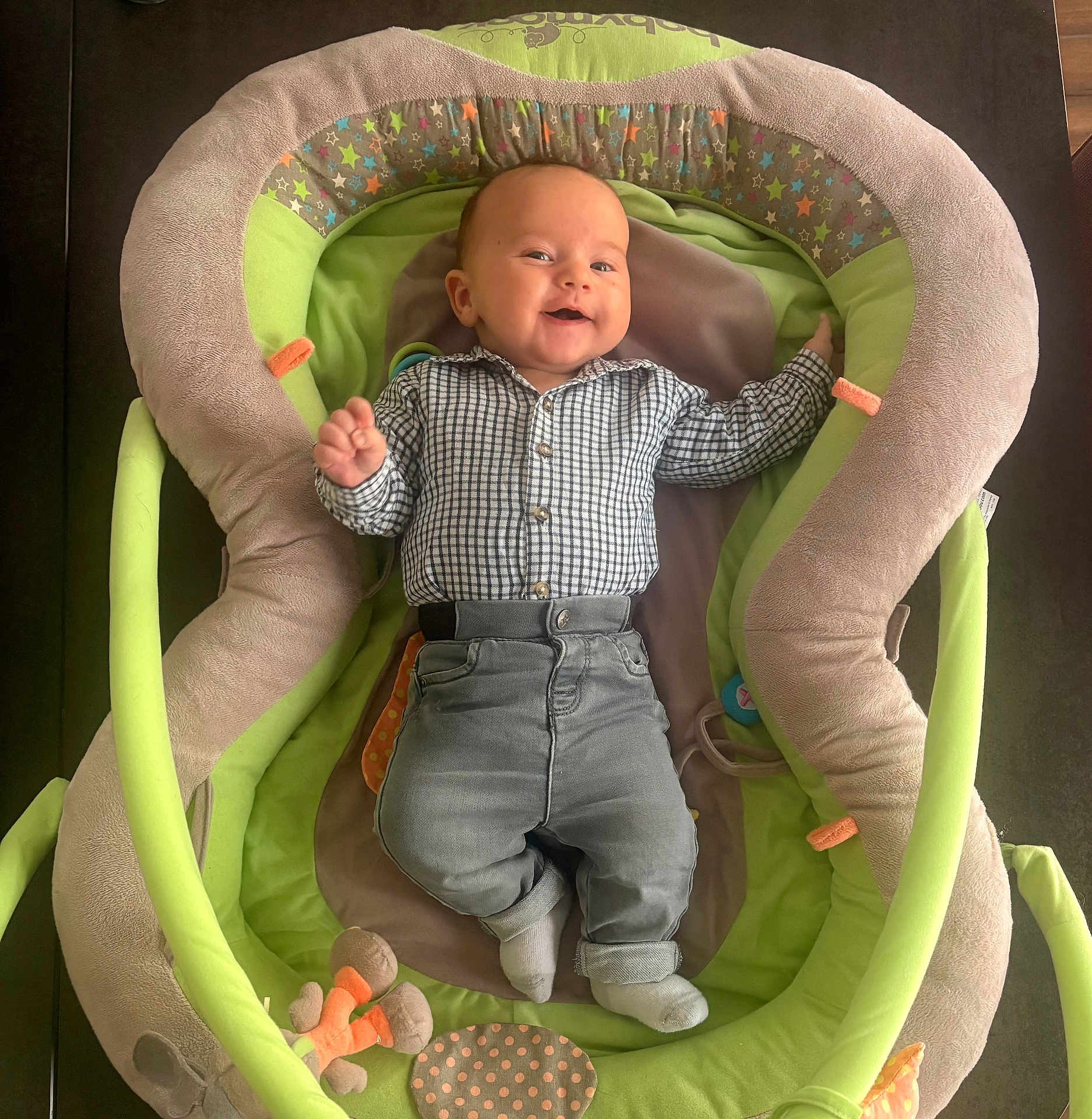Marcel a rejoint le concours — aidez-le/la à gagner de superbes lots ! baby, infant, smile, clothing, shirt, pants, sock, baby_seat, cushion, plush, toy, happy, person, indoor, fabric, pattern, child, cute, comfortable, seat