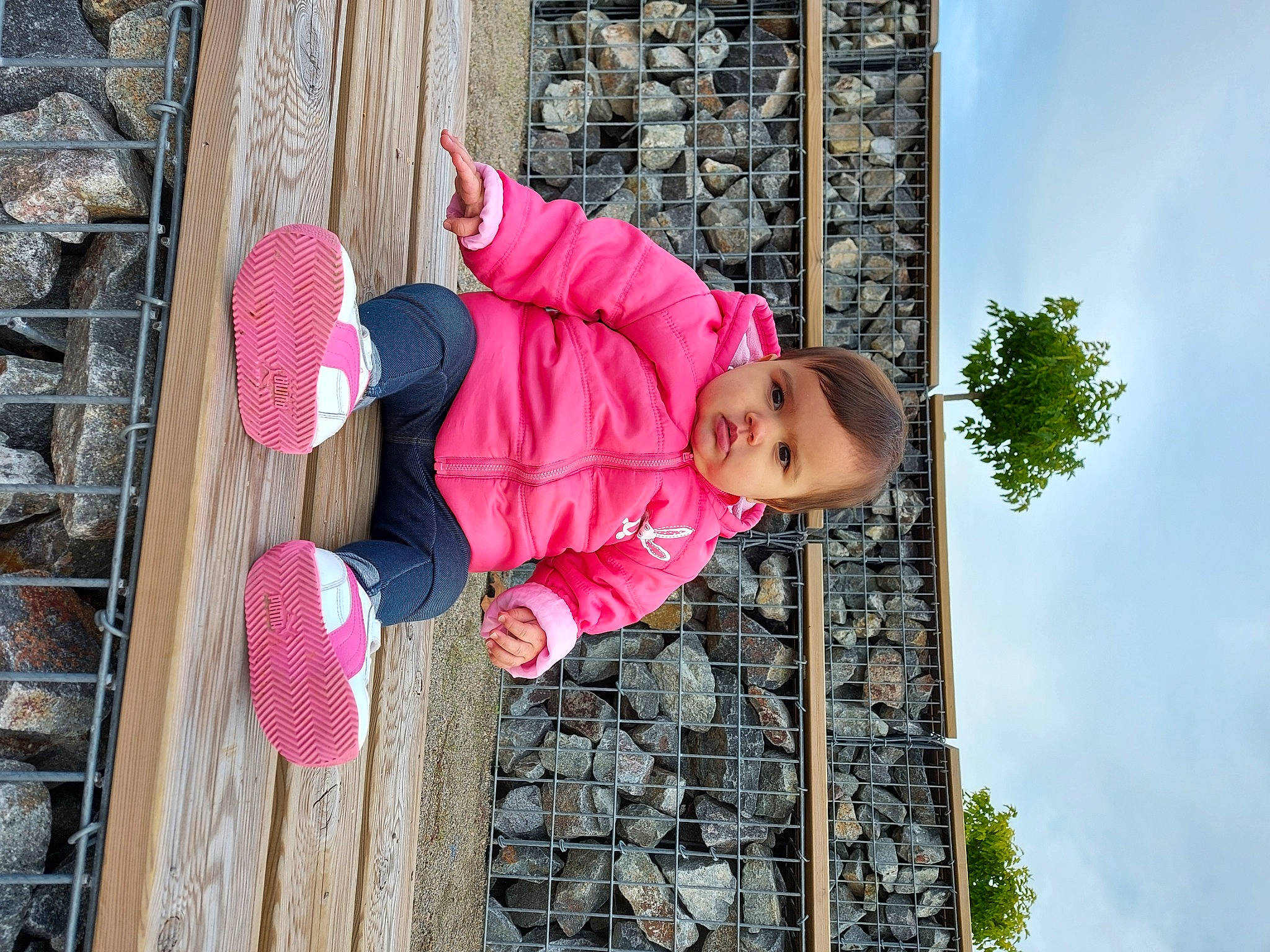 Elya a rejoint le concours — aidez-le/la à gagner de superbes lots ! child, family, fun, house, leisure, people, person, pink, plant, play, toddler, tree, vacation, wood