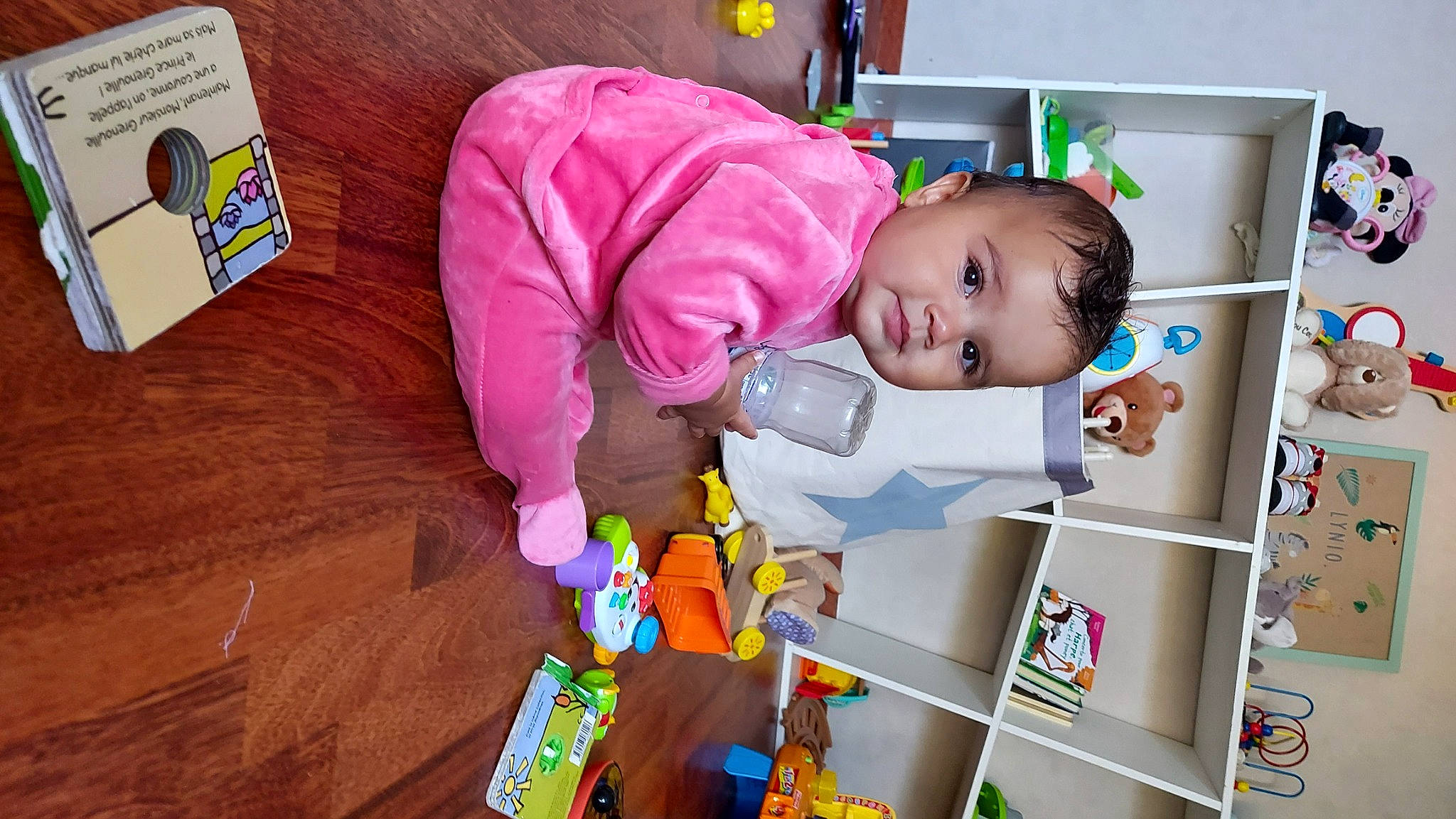 Elya participe au concours pour gagner de l'argent avec cette photo : baby, child, person, play, playset, toddler, toy