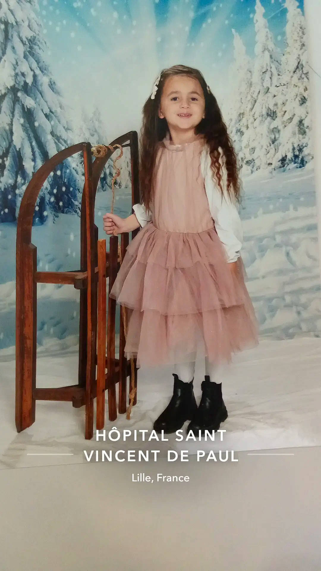 Shayna participe au concours pour gagner de l'argent avec cette photo : blond, brown_hair, day_dress, event, face, fashion_design, fashion_model, formal_wear, hair, happy, joy, knee, leg, long_hair, neck, person, sleeve, snow, thigh, waist