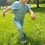 Télyo a rejoint le concours — aidez-le/la à gagner de superbes lots ! toddler, child, denim_overalls, blue_shirt, grass, outdoor, sunlight, tree, nature, walking, greenery, young_child, casual_clothing, daytime, person, footwear, playing, summer, park, exploring