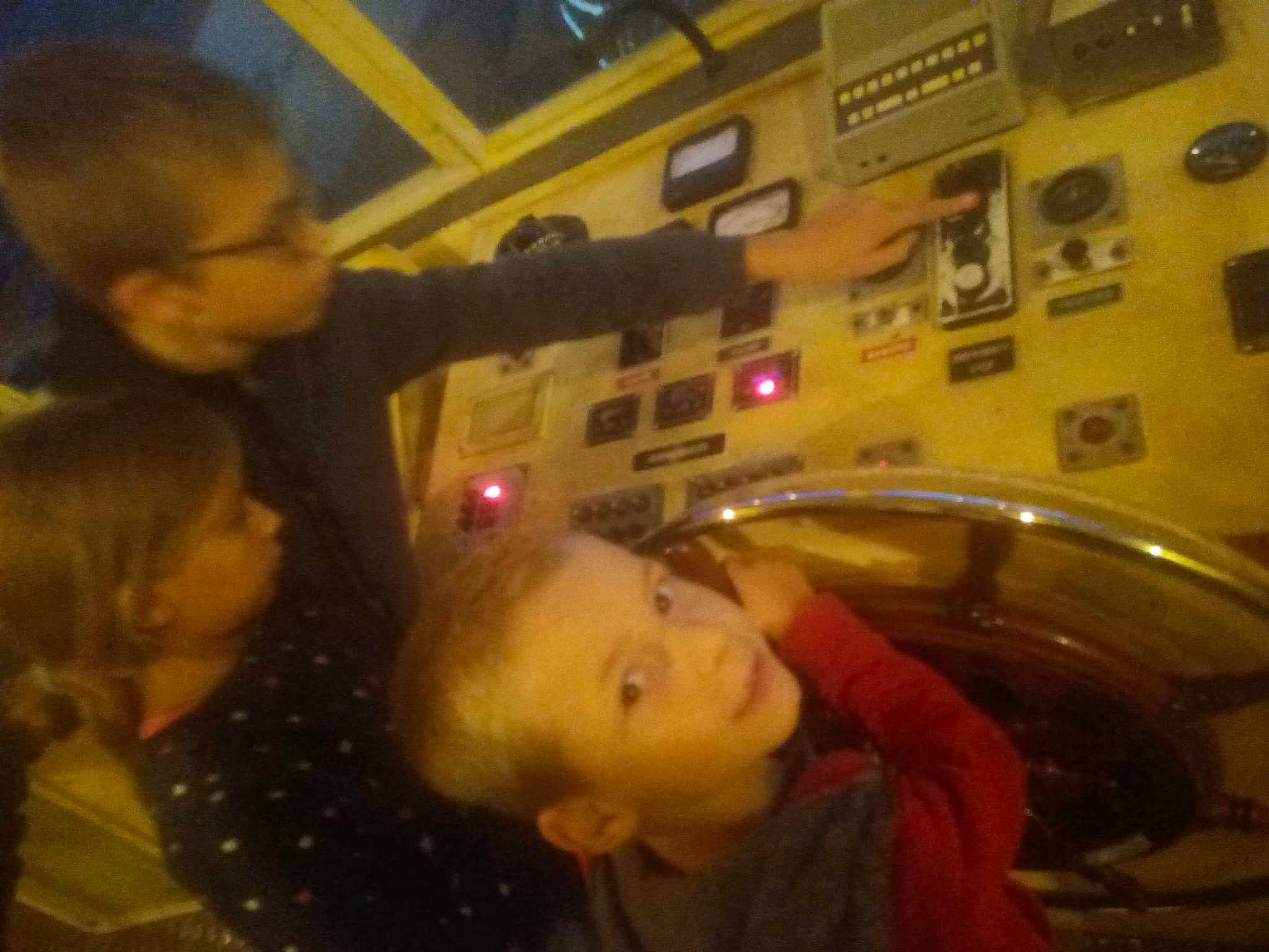 Theo participe au concours pour gagner de l'argent avec cette photo : audio_equipment, child, ear, engineering, event, fun, happy, night, person, room, selfie, space, t_shirt, toddler