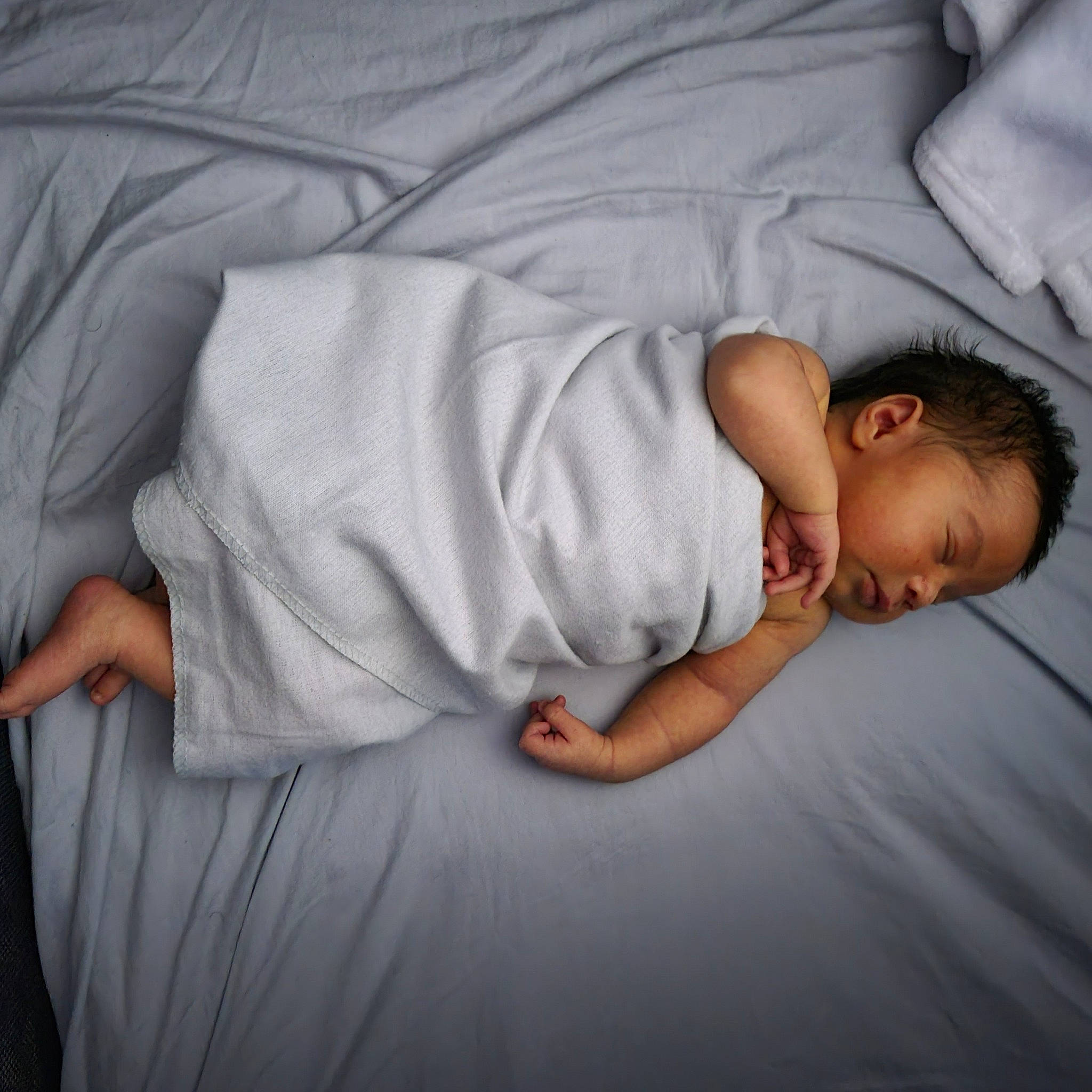 Joaquin is registered to the contest to win money with this photo: baby, baby_sleeping, baby_toddler_clothing, bedding, bedtime, child, comfort, elbow, flash_photography, flooring, grey, head, human_body, human_leg, knee, leg, linens, person, room, sitting