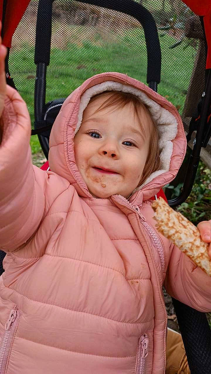 Noëlla a rejoint le concours — aidez-le/la à gagner de superbes lots ! baby, baby_toddler_clothing, cheek, chin, comfort, eye, finger, gesture, happy, head, iris, joy, lip, nose, outerwear, people_in_nature, person, pink, skin, sleeve