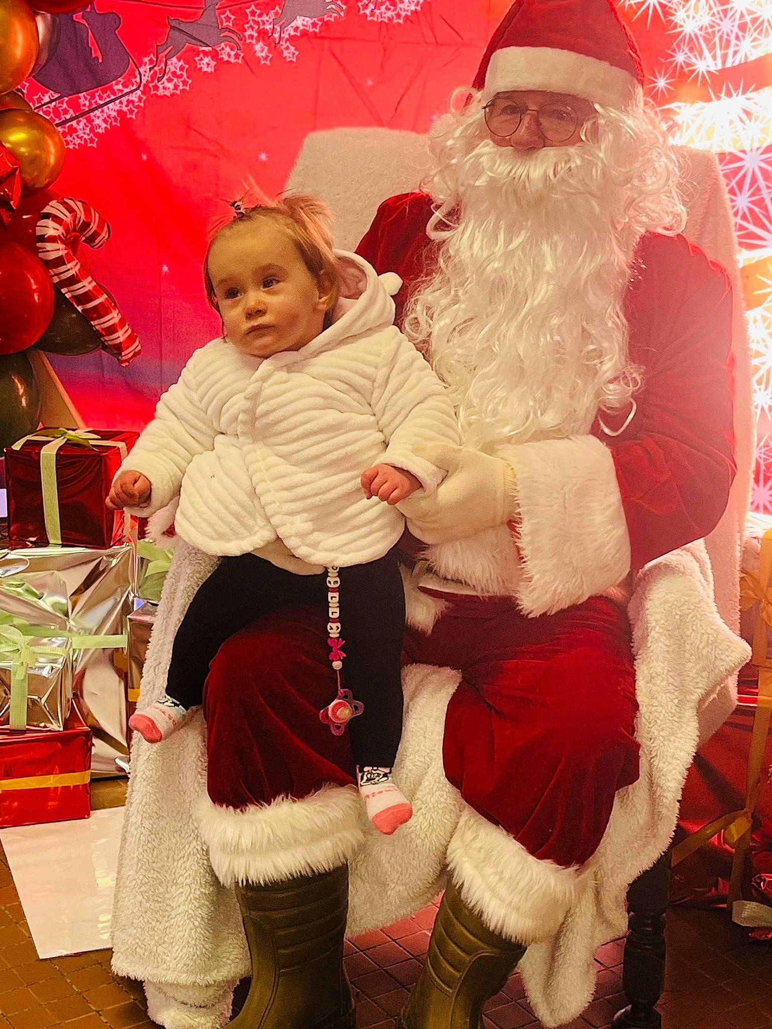 Noëlla a rejoint le concours — aidez-le/la à gagner de superbes lots ! beard, christmas, christmas_eve, event, facial_hair, fictional_character, fun, fur, hair, happy, hat, holiday, human_body, lap, person, red, santa_claus, toddler, tradition, white