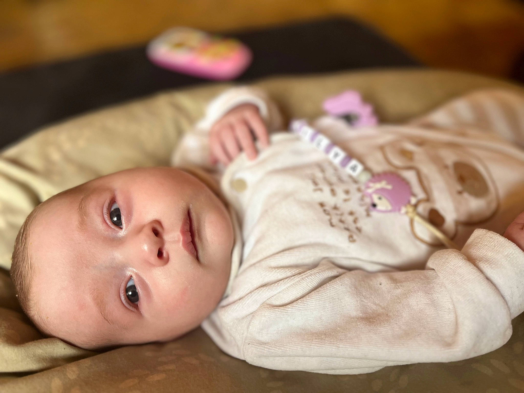 Khäcilya a rejoint le concours — aidez-le/la à gagner de superbes lots ! art, baby, baby_toddler_clothing, cheek, child, comfort, facial_expression, hand, lip, mammal, nail, person, portrait_photography, room, sitting, skin, sleeve, toddler, wood