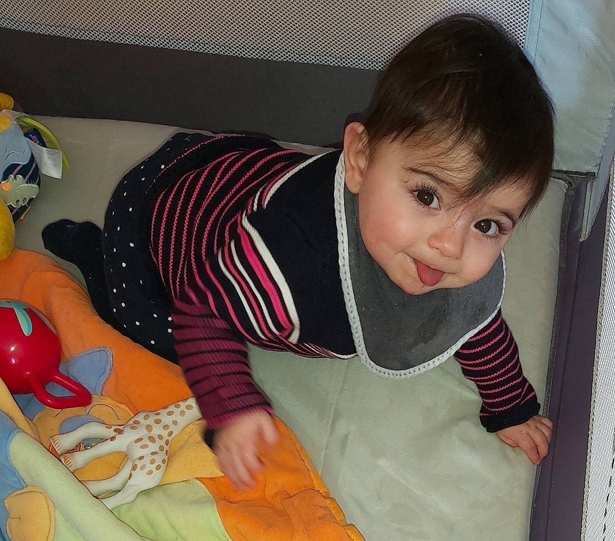 Inaya a rejoint le concours — aidez-le/la à gagner de superbes lots ! baby, baby_playing_with_toys, baby_products, baby_toddler_clothing, cheek, child, eye, flooring, fun, happy, head, pattern, person, play, room, sitting, sleeve, smile, t_shirt, toddler