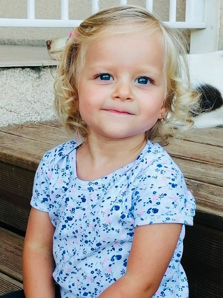 Ninon a rejoint le concours — aidez-le/la à gagner de superbes lots ! azure, baby_toddler_clothing, chin, eye, face, facial_expression, hair, hairstyle, happy, head, iris, joint, joy, lip, neck, organ, person, shoulder, skin, sleeve