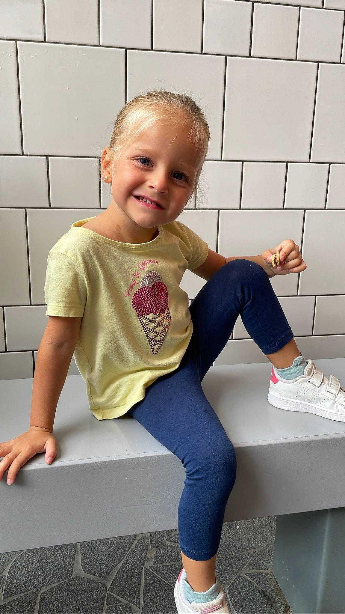 Ninon participe au concours pour gagner de l'argent avec cette photo : active_pants, arm, calf, elbow, fashion_design, flooring, hair, human_leg, joint, joy, knee, leg, person, shoe, shoulder, sleeve, smile, sneakers, sportswear, t_shirt