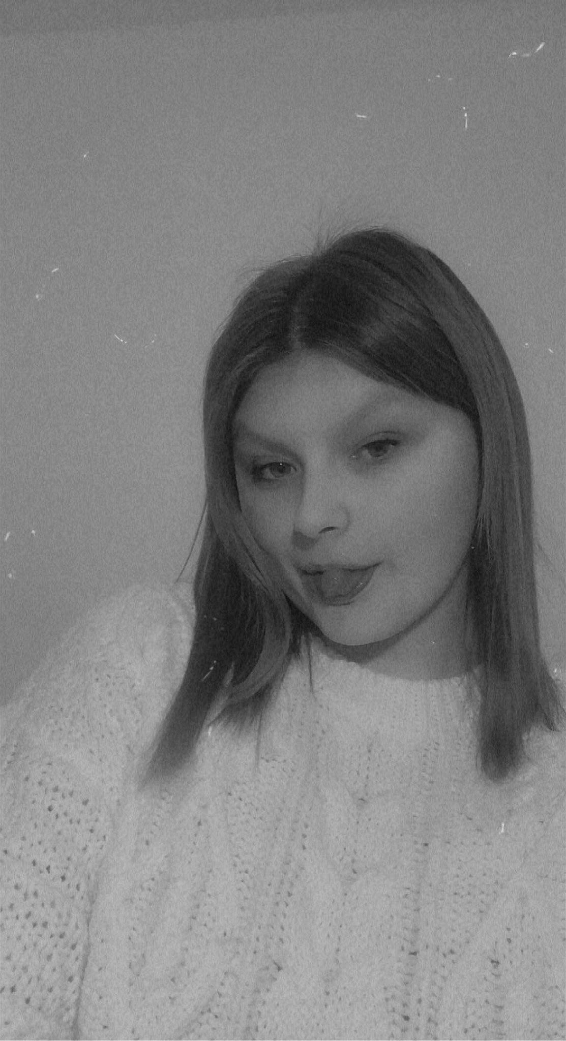 Léa participe au concours pour gagner de l'argent avec cette photo : bangs, black_hair, eyebrow, eyelash, face, flash_photography, forehead, hair, hairstyle, iris, jaw, layered_hair, lip, long_hair, monochrome_photography, nose, person, plant, tints_and_shades, vintage_clothing