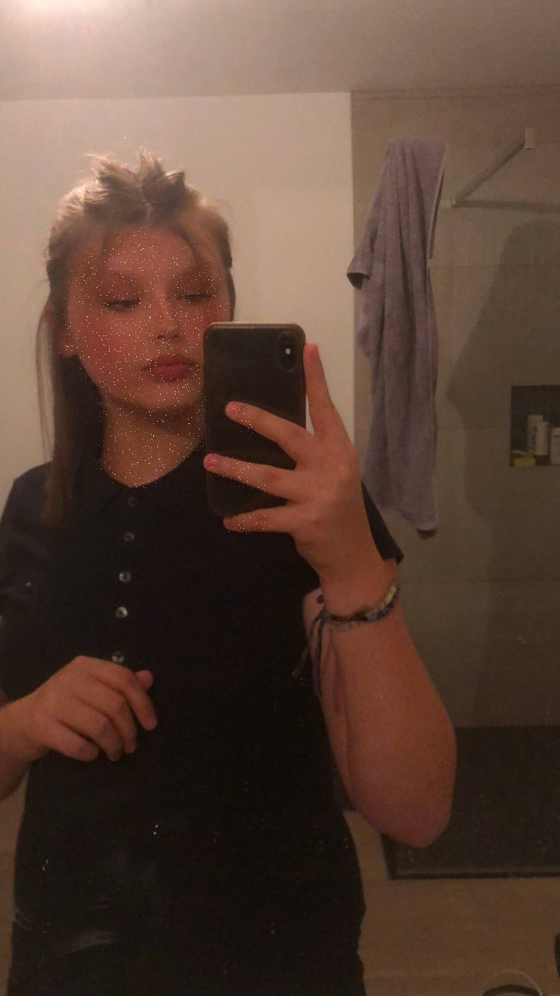 Léa participe au concours pour gagner de l'argent avec cette photo : chest, cool, eyelash, eyewear, finger, gesture, hand, jaw, joint, long_hair, mirror, mobile_phone, neck, person, selfie, shoulder, sleeve, thumb, trunk, vision_care