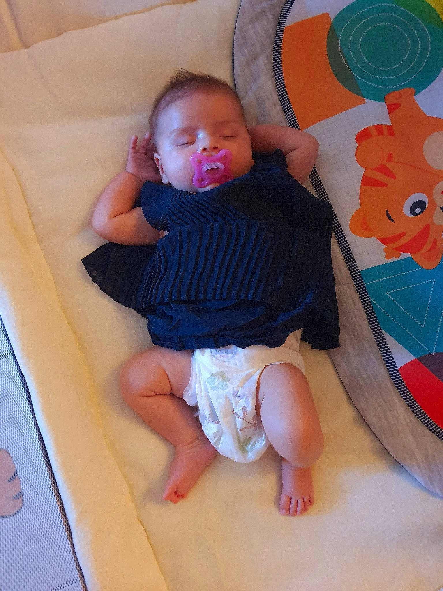 Nina a rejoint le concours — aidez-le/la à gagner de superbes lots ! baby, baby_products, baby_toddler_clothing, barefoot, beauty, child, comfort, finger, foot, fun, human_leg, lap, linens, pattern, person, pink, room, sitting, sock, thigh