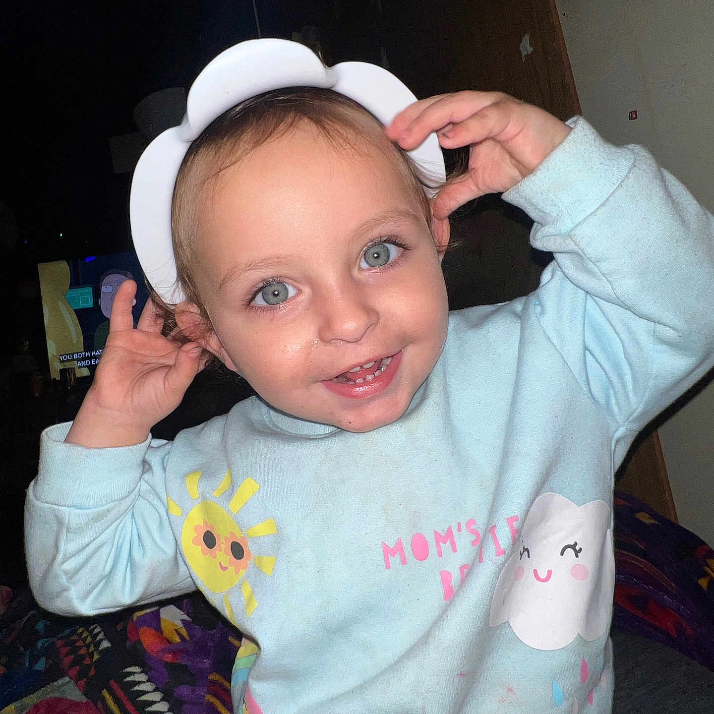 Kialee is registered to the contest to win money with this photo: baby, baseballcap, bodypart, cap, clothing, cushion, face, finger, furniture, hand, happy, hat, head, homedecor, indoors, person, photography, portrait, smile, t_shirt