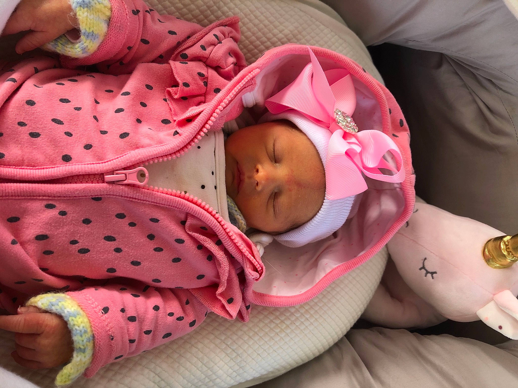 Camila a rejoint le concours — aidez-le/la à gagner de superbes lots ! baby, baby_products, baby_safety, baby_sleeping, baby_toddler_clothing, cheek, child, comfort, finger, head, headwear, human_body, leg, linens, mouth, person, pink, skin, textile, thigh