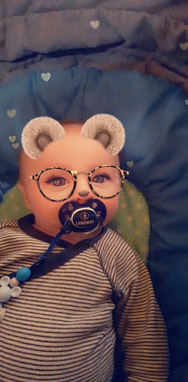 Lorenzo participe au concours pour gagner de l'argent avec cette photo : child, ear, glasses, head, nose, person, snout, teddy_bear