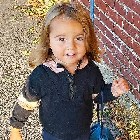 Kelly a rejoint le concours — aidez-le/la à gagner de superbes lots ! blond, brick, brickwork, child, cool, eye, facial_expression, fun, grass, hair, hairstyle, happy, iris, people_in_nature, person, plant, sleeve, smile, t_shirt, toddler