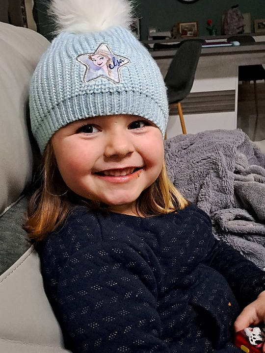 Kelly a rejoint le concours — aidez-le/la à gagner de superbes lots ! beanie, cap, child, eye, fashion_accessory, fun, fur, happy, hat, headgear, headwear, joy, knit_cap, lip, pattern, person, plant, smile, toddler, tree