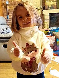 Kelly a rejoint le concours — aidez-le/la à gagner de superbes lots ! baby_toddler_clothing, child, child_art, costume, flooring, fun, fur, happy, hoodie, joy, pattern, person, picture_frame, play, room, sleeve, smile, t_shirt, toddler, uniform