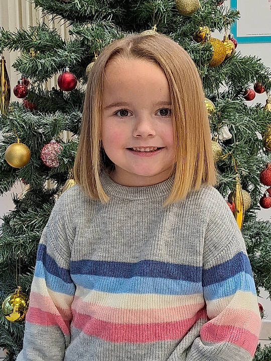 Kelly participe au concours pour gagner de l'argent avec cette photo : branch, christmas, christmas_decoration, christmas_ornament, christmas_tree, event, evergreen, hair, happy, head, holiday, holiday_ornament, human_body, joy, ornament, outerwear, person, plant, sleeve, smile