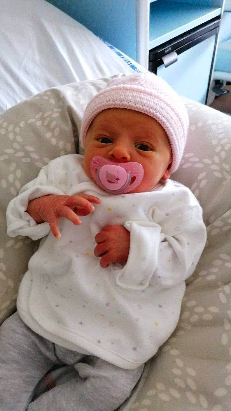 Samara participe au concours pour gagner de l'argent avec cette photo : baby, baby_products, baby_safety, baby_toddler_clothing, cheek, child, comfort, eye, face, gesture, hat, head, headwear, linens, lip, person, skin, sleeve, smile, television