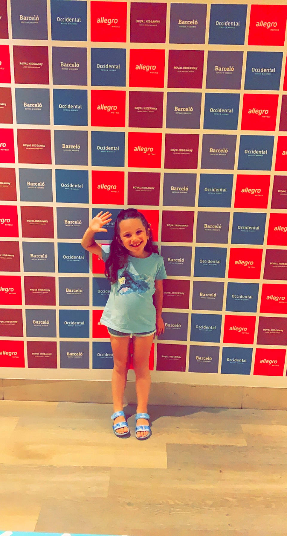 Neïla participe au concours pour gagner de l'argent avec cette photo : child, electric_blue, event, fashion_design, flooring, fun, happy, high_heels, human_leg, joy, knee, magenta, pattern, person, product, room, shorts, sleeve, smile, t_shirt