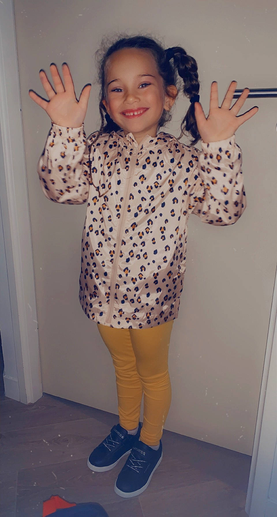 Neïla participe au concours pour gagner de l'argent avec cette photo : arm, finger, gesture, hairstyle, hand, happy, head, joint, joy, knee, leg, neck, organ, person, shoulder, sleeve, smile, standing, thigh, thumb