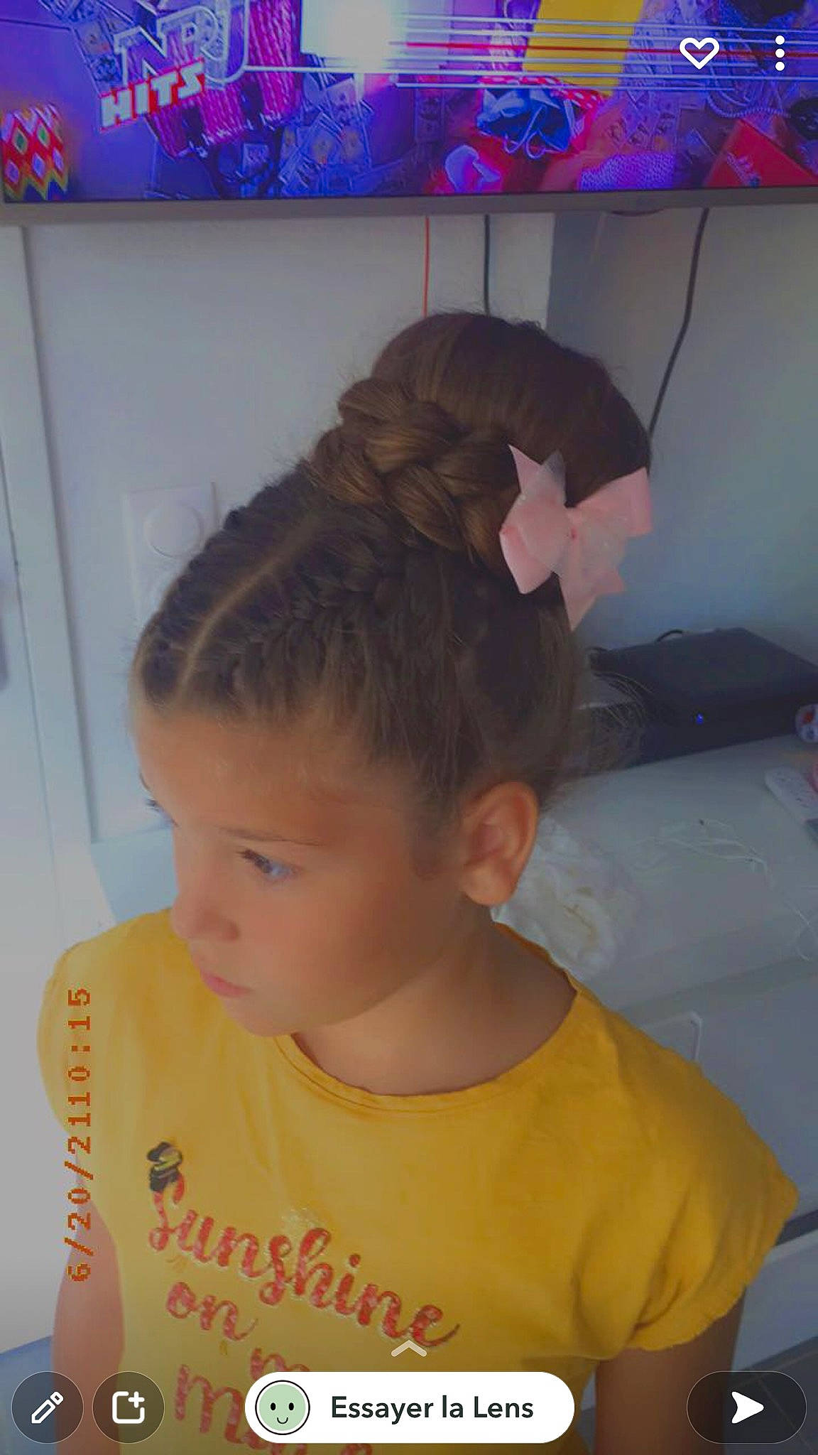 Dolores participe au concours pour gagner de l'argent avec cette photo : blue, buzz_cut, cap, cheek, child, curtain, ear, fashion_accessory, flooring, forehead, fun, hair, hair_accessory, hair_coloring, hairstyle, happy, head, person, room, t_shirt