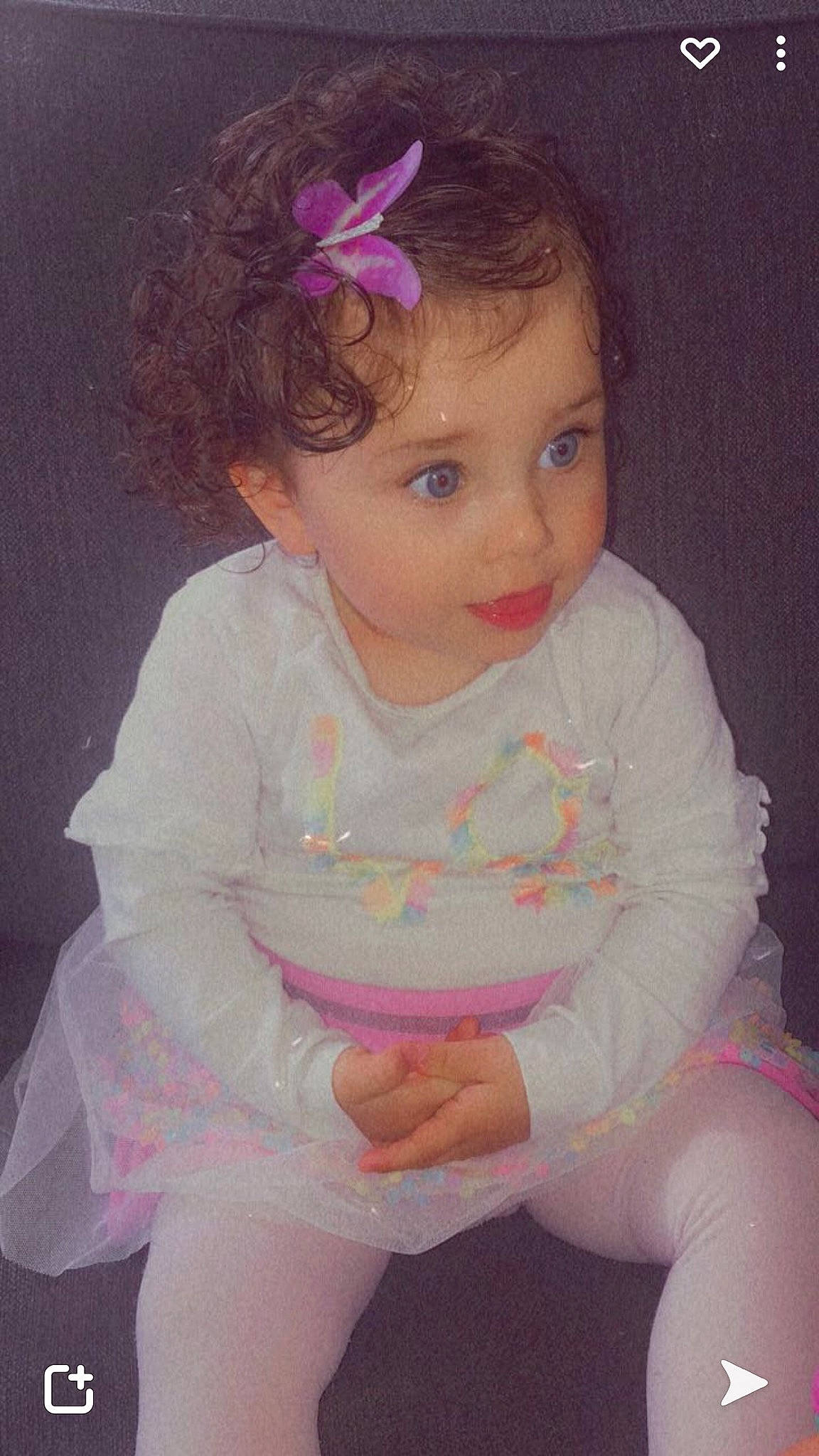 Laïna participe au concours pour gagner de l'argent avec cette photo : baby, baby_toddler_clothing, cheek, child, chin, eye, eyebrow, hair, hair_accessory, happy, head, headgear, headpiece, iris, lip, organ, person, pink, skin, sleeve