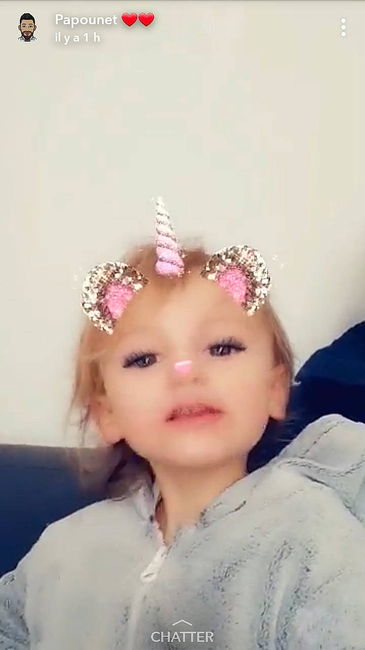 Linaya participe au concours pour gagner de l&#x27;argent avec cette photo : cheek, child, crown, ear, fashion_accessory, forehead, hair_accessory, head, headband, headgear, headpiece, jewellery, person, pink, tiara, toddler