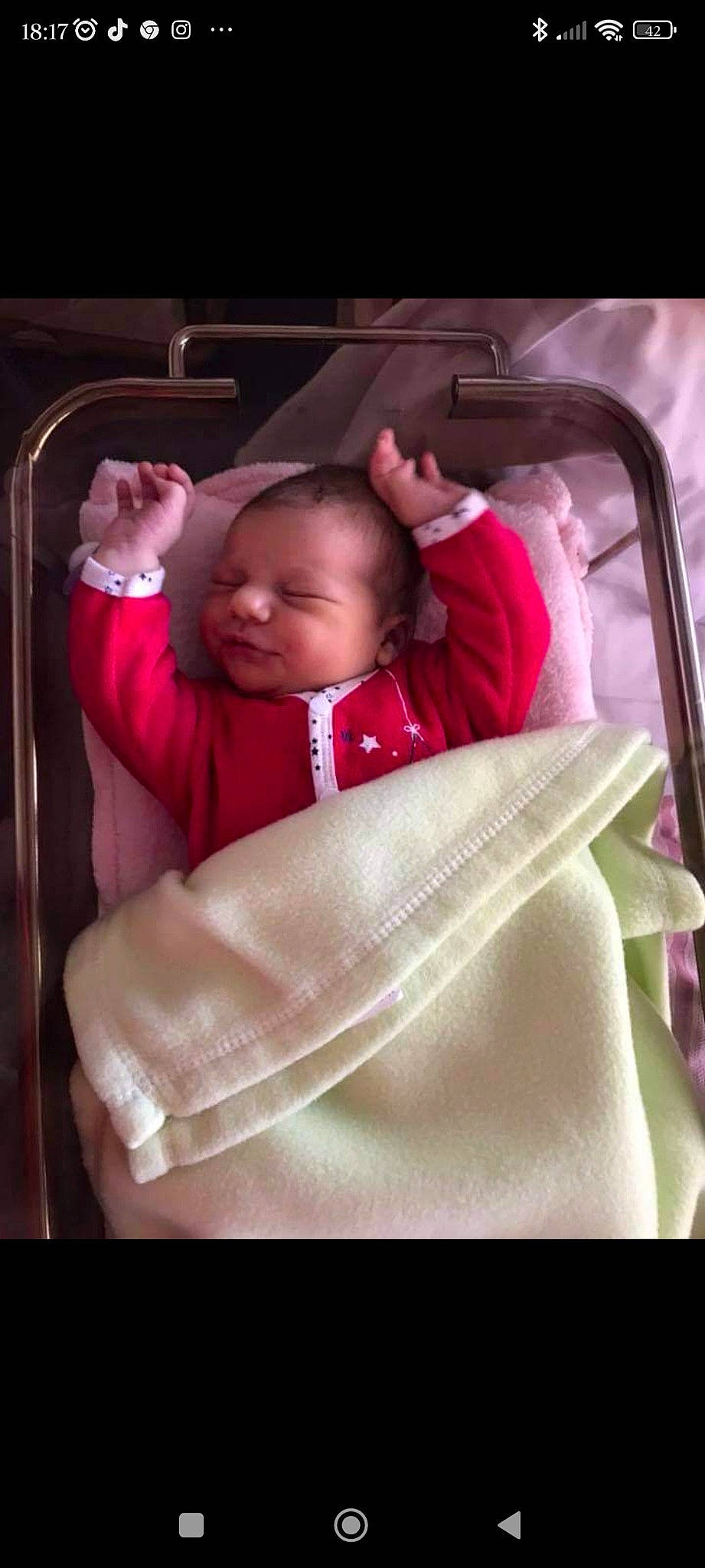 Victoire participe au concours pour gagner de l'argent avec cette photo : baby, baby_products, baby_safety, baby_sleeping, baby_toddler_clothing, cheek, child, chin, comfort, eyebrow, happy, infant_bed, linens, magenta, nose, person, pink, sleeve, textile, thumb