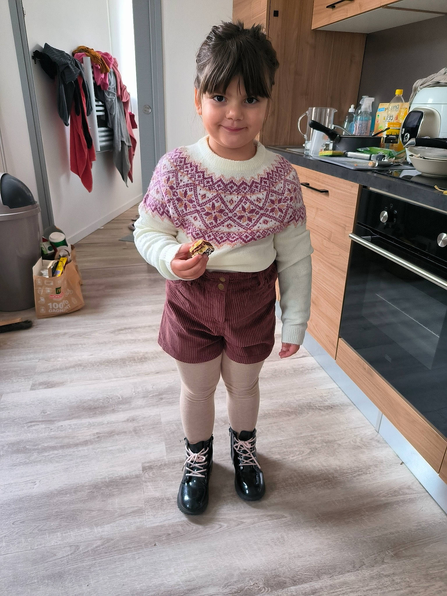 Victoire participe au concours pour gagner de l'argent avec cette photo : bag, cabinetry, cooking, countertop, floor, flooring, human_leg, joint, joy, kitchen, kitchen_appliance, knee, luggage_and_bags, person, shorts, sleeve, sock, standing, t_shirt, thigh