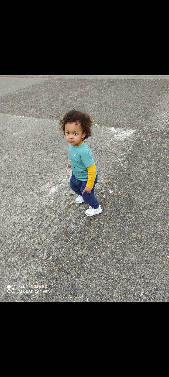 Tidiane participe au concours pour gagner de l'argent avec cette photo : asphalt, child, concrete, electric_blue, flooring, fun, grass, pedestrian, people_in_nature, person, play, recreation, road, road_surface, shadow, sidewalk, soil, t_shirt, tar, toddler