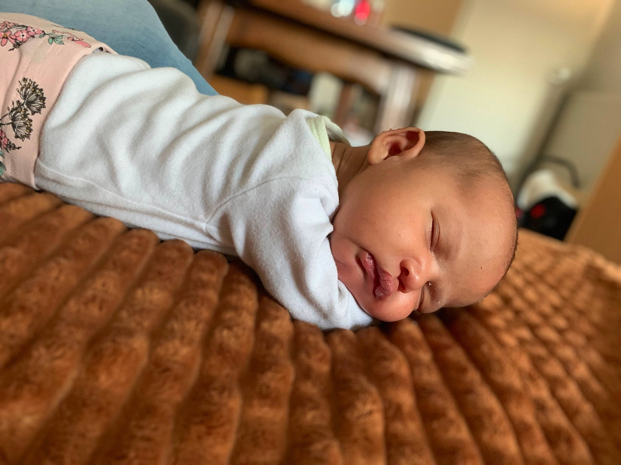 Massangé participe au concours pour gagner de l'argent avec cette photo : baby, baby_sleeping, baby_toddler_clothing, bedding, bedtime, child, comfort, finger, flooring, hardwood, linens, nap, pattern, person, portrait_photography, room, sitting, sleep, toddler, wood