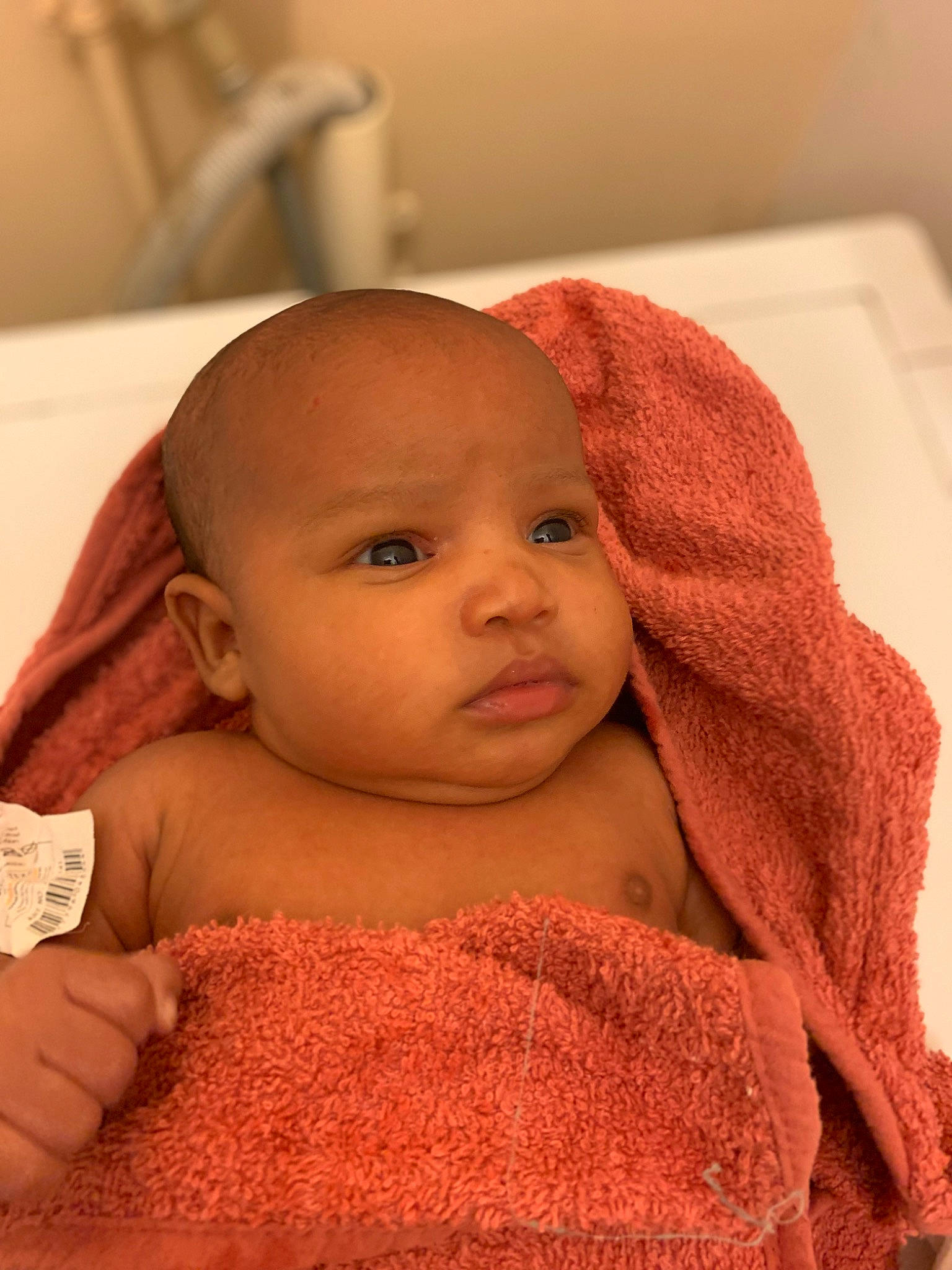 Massangé participe au concours pour gagner de l'argent avec cette photo : baby, baby_toddler_clothing, cheek, child, comfort, eye, eyelash, headgear, iris, linens, lip, nose, outerwear, peach, person, skin, sleeve, thumb, toddler, wool