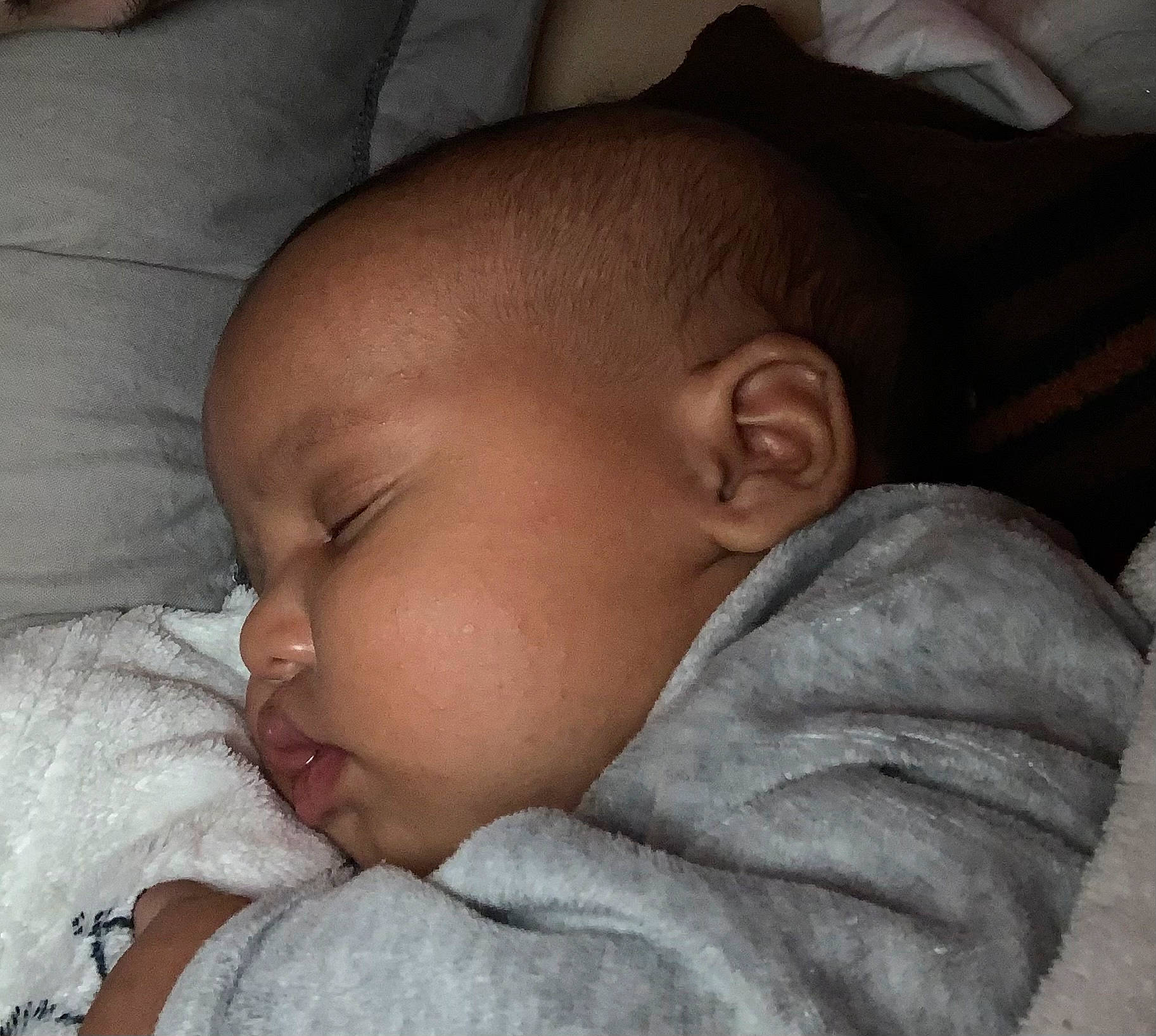 Massangé participe au concours pour gagner de l'argent avec cette photo : baby, baby_sleeping, baby_toddler_clothing, bedtime, cheek, child, chin, comfort, ear, eyebrow, eyelash, forehead, head, iris, linens, lip, mouth, nose, person, skin